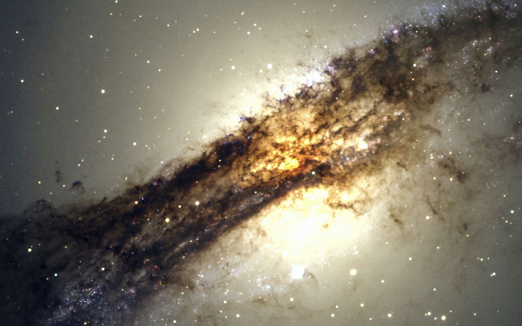 Les champs magnétiques complexes de la galaxie en collision Centaurus A révélés