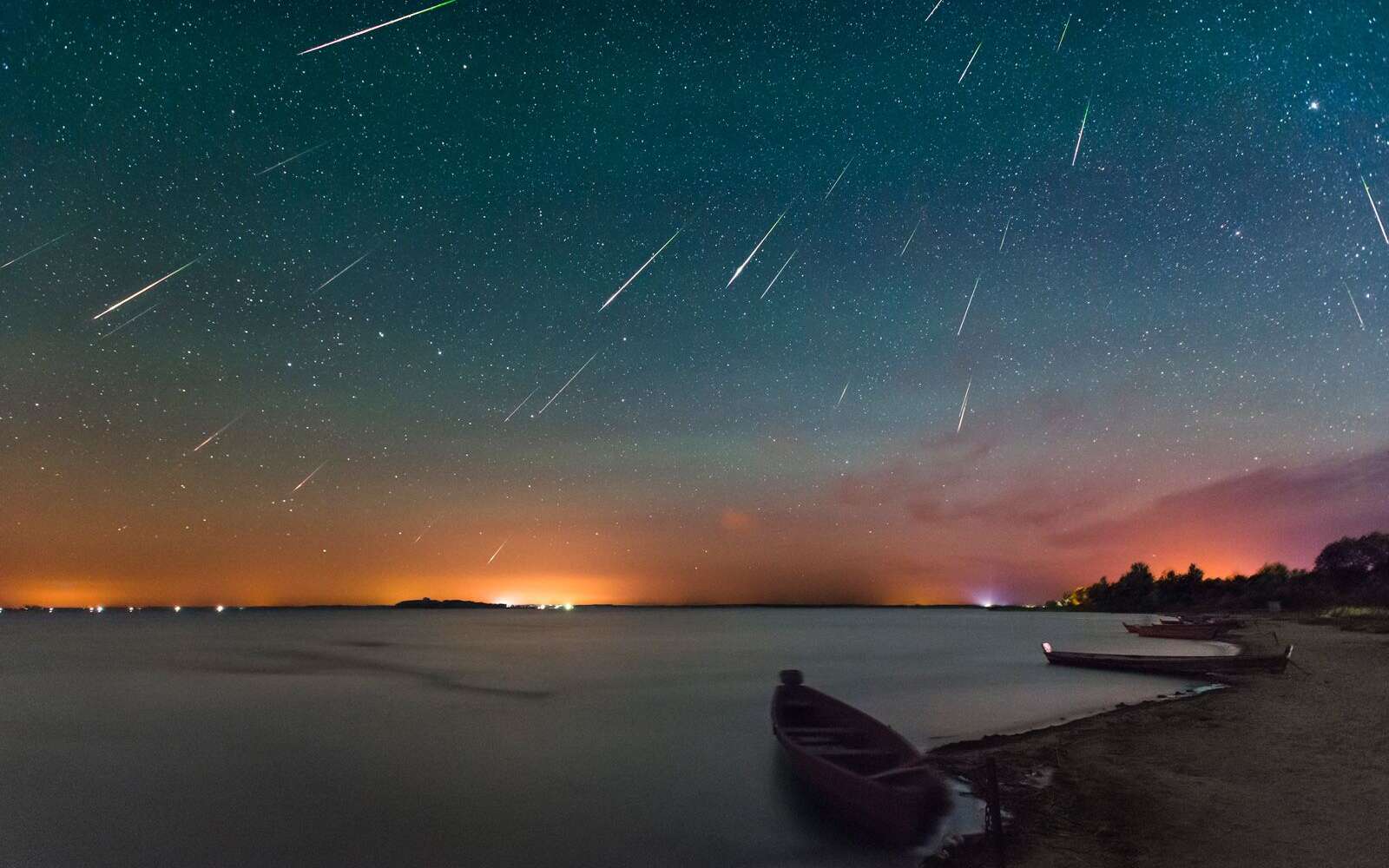 Image composite réunissant deux heures d’exposition de la pluie annuelle d’étoiles filantes, les Perséides, le 12 août 2016 (nuit du maximum d’activité), au-dessus du lac Svityaz, en Ukraine. © Ihor Khomych, via Spaceweather