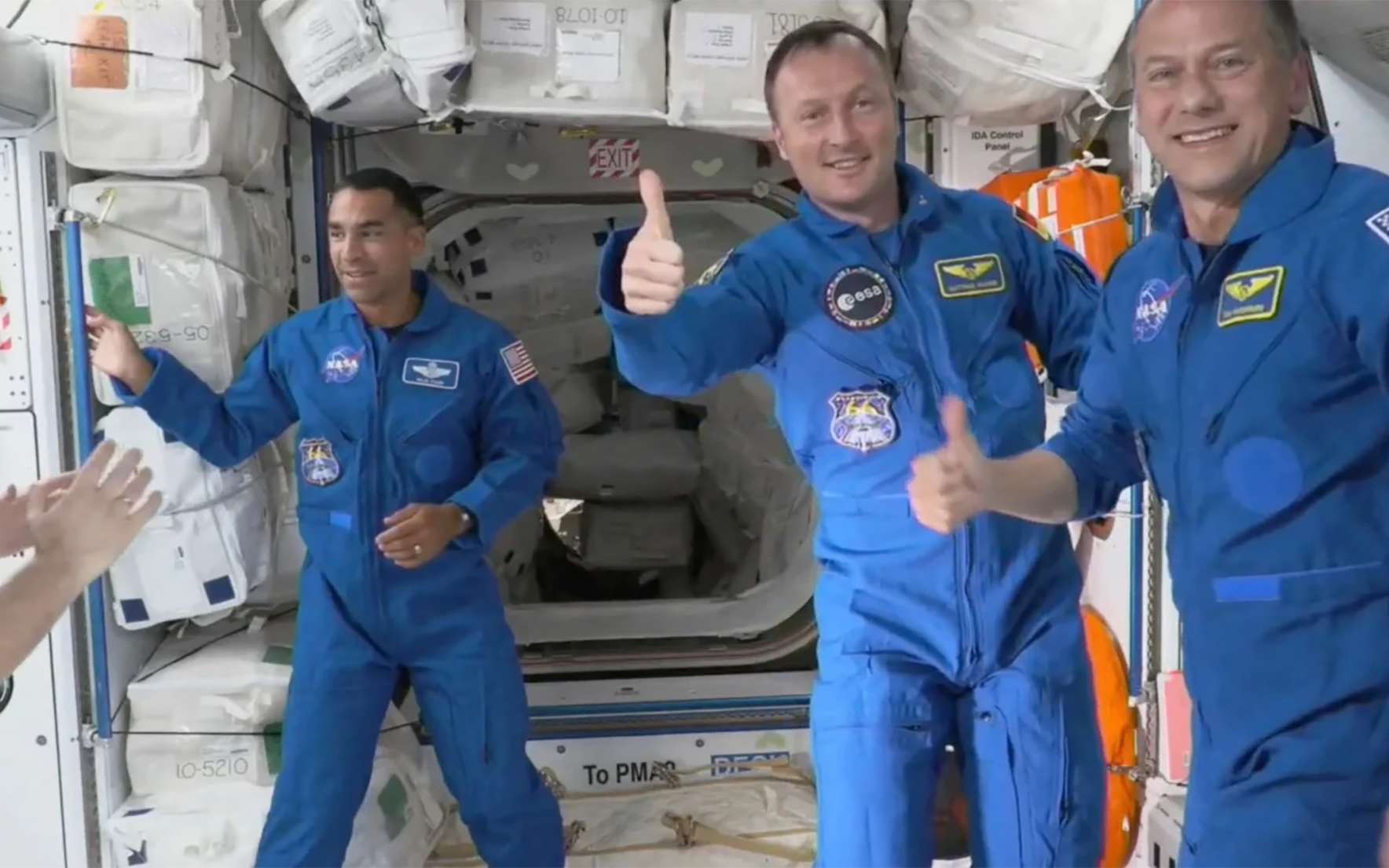 L'astronaute européen Matthias Maurer, entre deux astronautes de la Nasa, est arrivé en pleine forme et tout souriant à bord de la Station spatiale internationale.