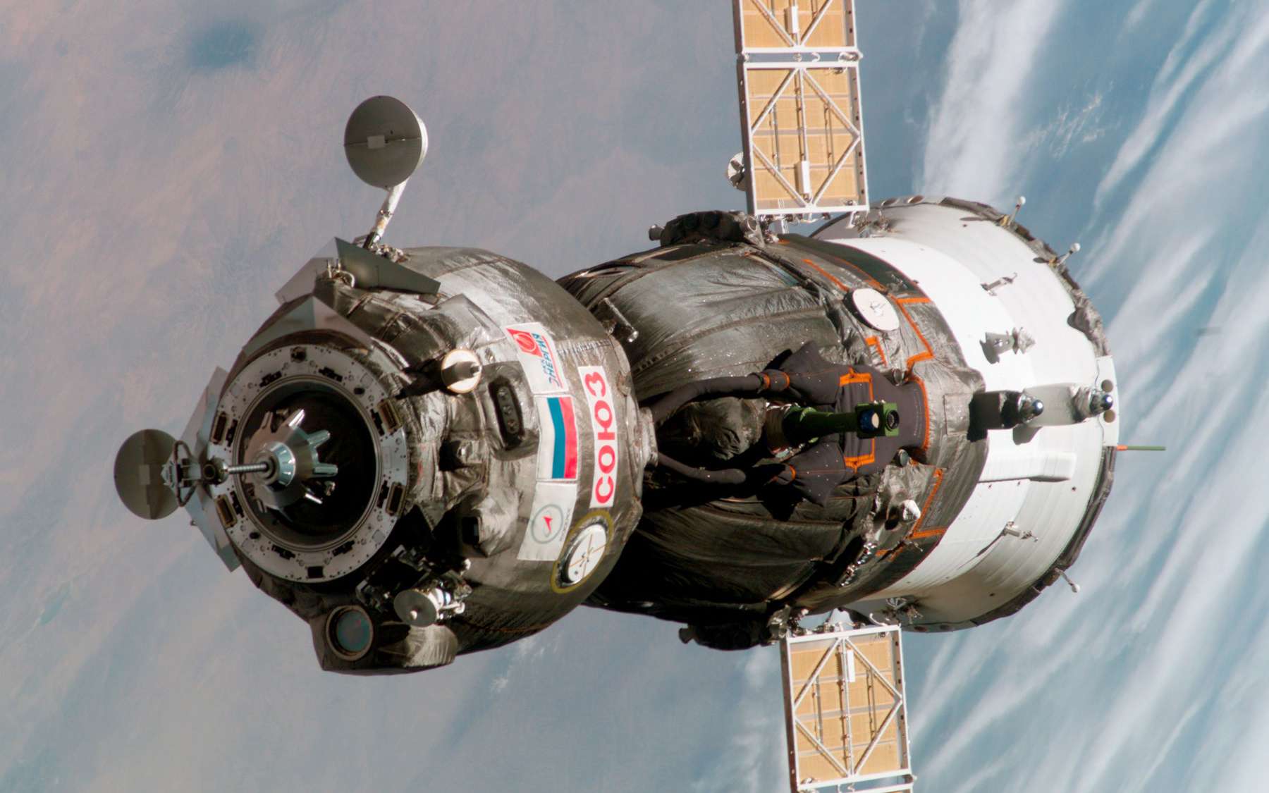 L'actuel vaisseau Soyouz utilisé pour la rotation des équipages à bord de la Station spatiale. Pour tourner autour de la Lune, il devra subir quelques modifications et être doté d'un module d'habitation. © Nasa