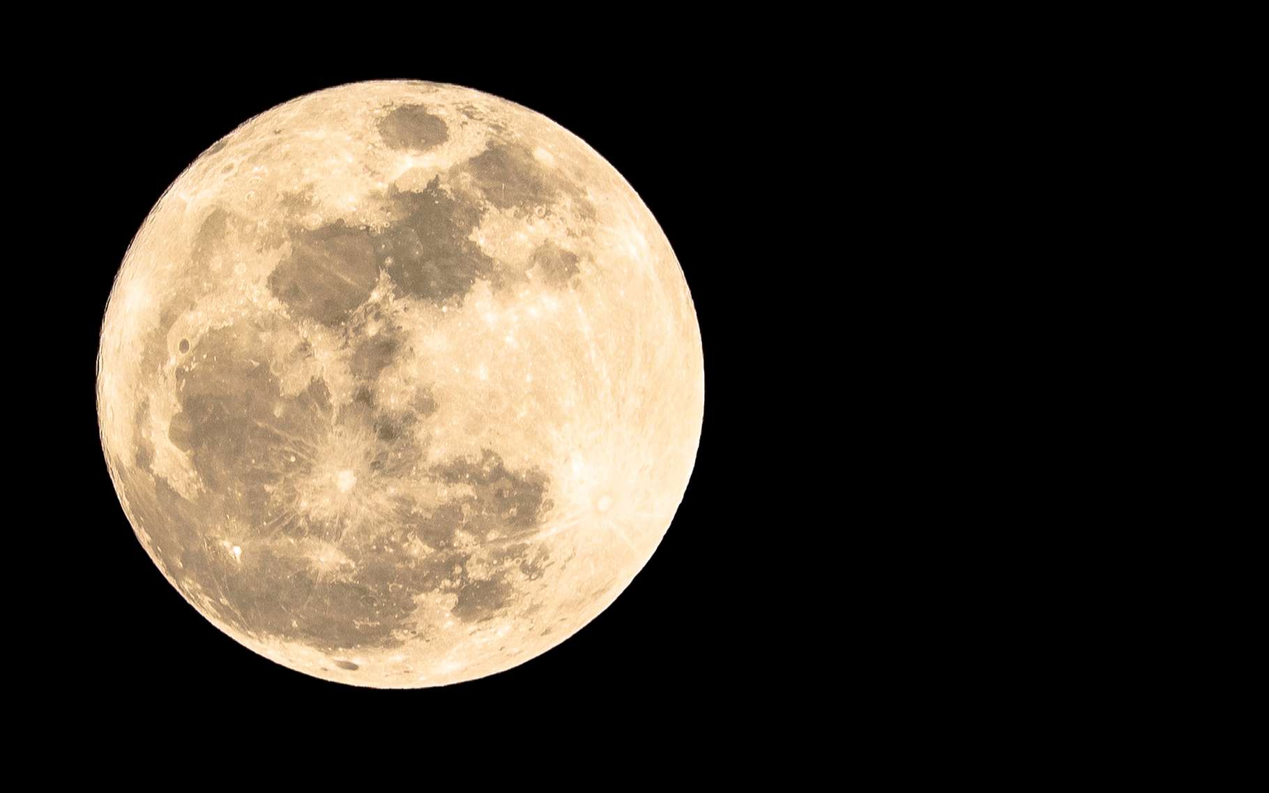 Pourquoi voit-on toujours la même face de la Lune depuis la Terre ? © Aun Photographer, Shutterstock