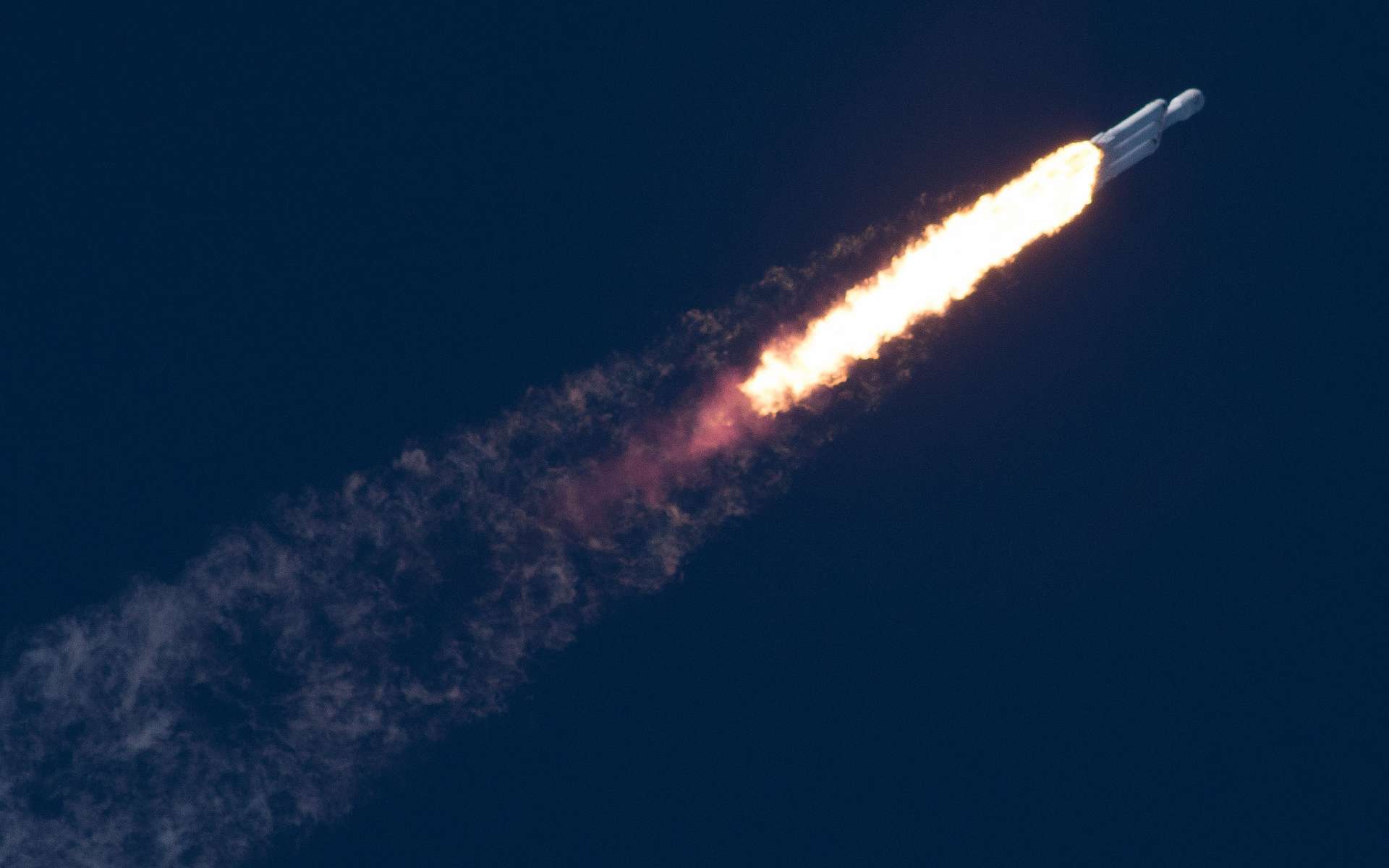 Des photos spectaculaires du vol d'hier du Flacon Heavy de SpaceX, « la fusée la plus puissante du monde »