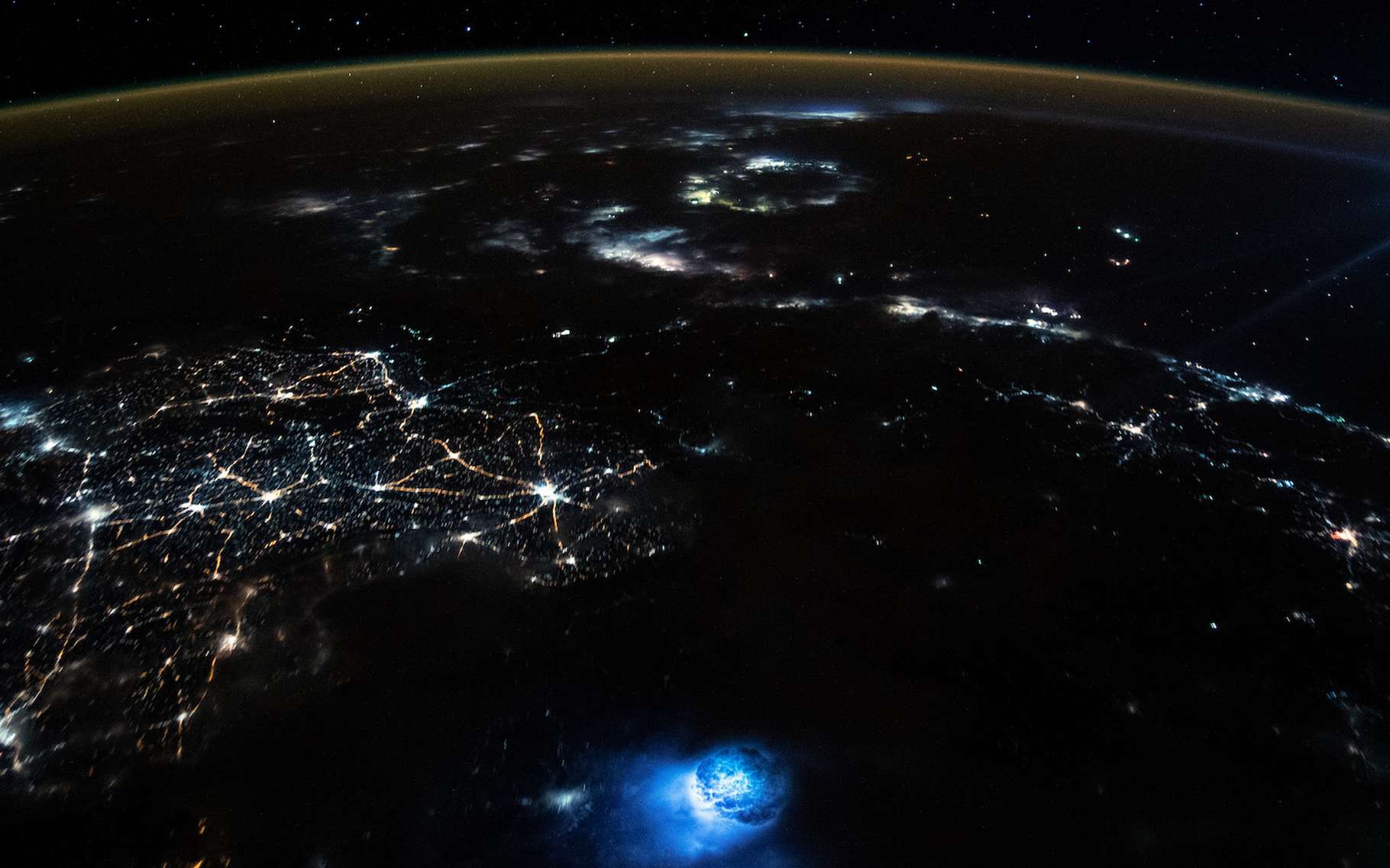 Que sont ces mystérieuses lueurs bleues photographiées depuis l'ISS ?