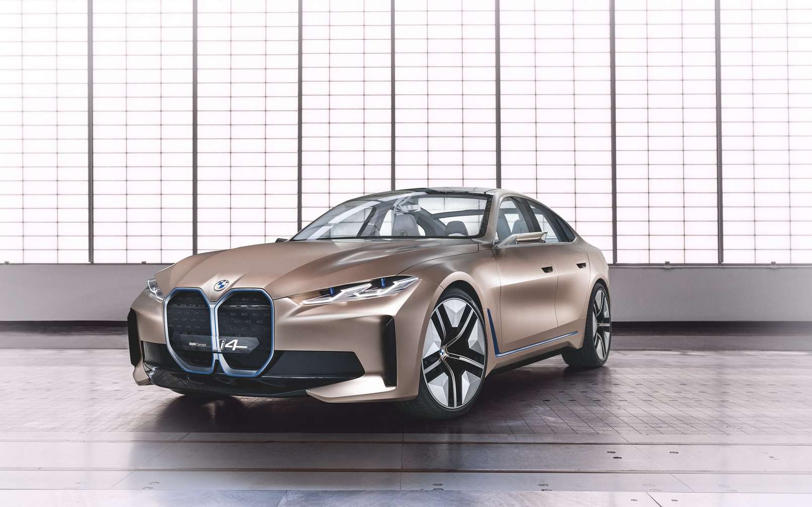 BMW Concept i4 : 600 km d'autonomie pour la berline de luxe