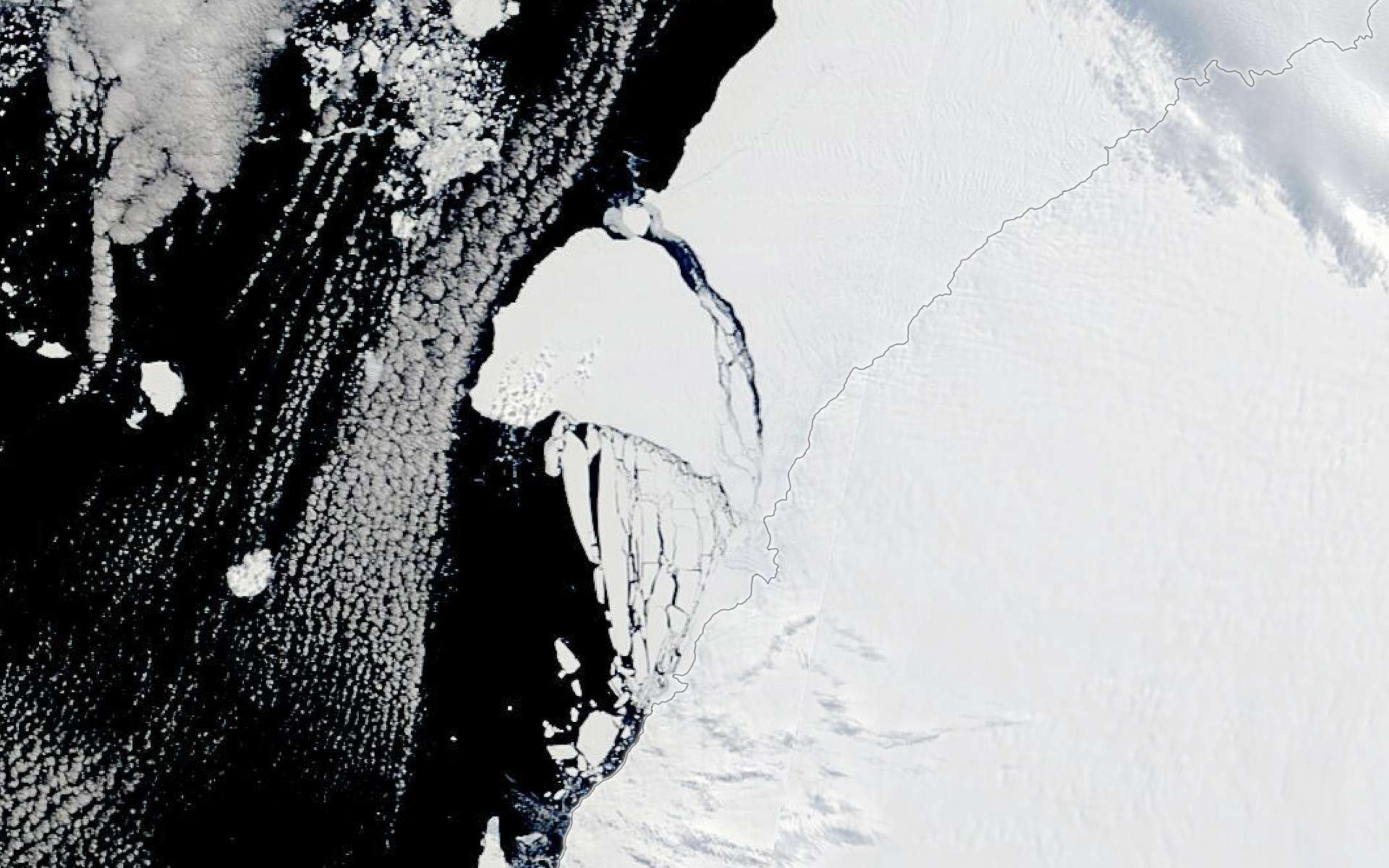 En images, la naissance et la dérive d'un iceberg géant en Antarctique