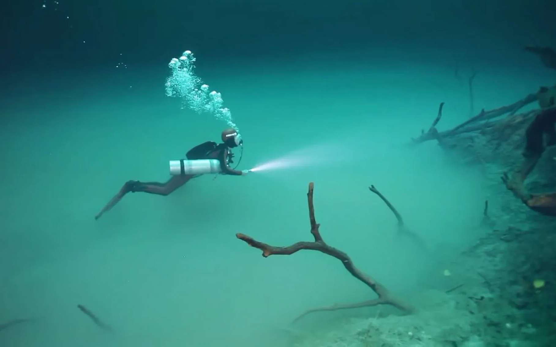 Un plongeur explore les profondeurs du cénote Angelita. © AB TV, Youtube