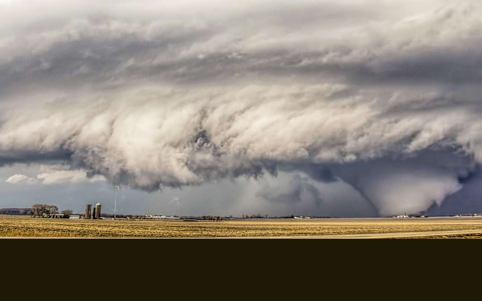 Phénomène météo extraordinaire : la tornade wedge, un tourbillon monstrueux