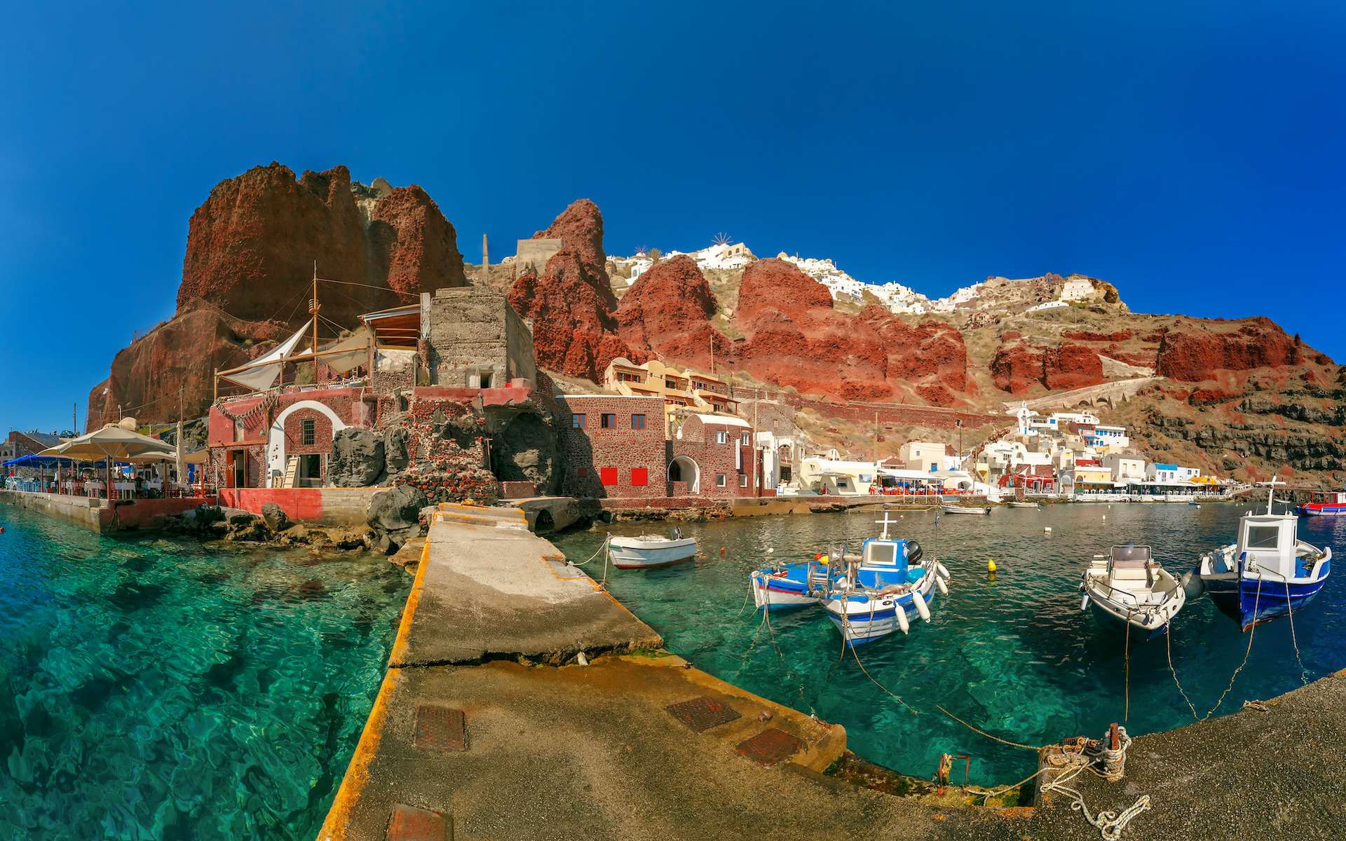 Des secousses toutes les 10 minutes et le sol se soulève : les habitants de Santorin prennent la fuite !