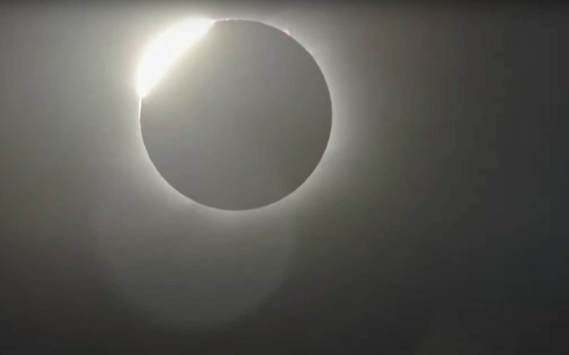 Revivez l'éclipse totale du Soleil qui a plongé l'Antarctique dans les ténèbres