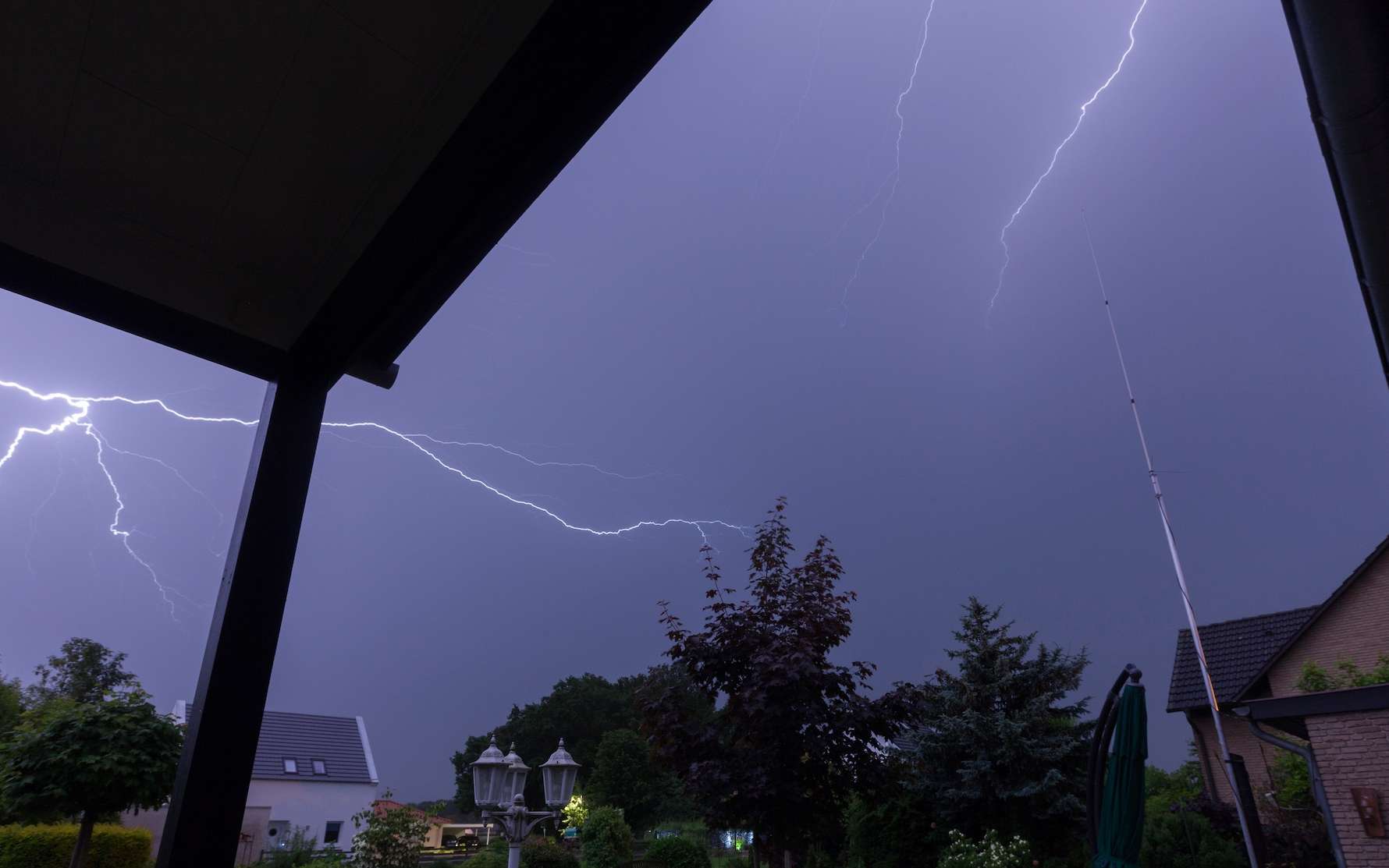 Cette vidéo ne vous donnera plus jamais envie de rester dehors pendant un orage !