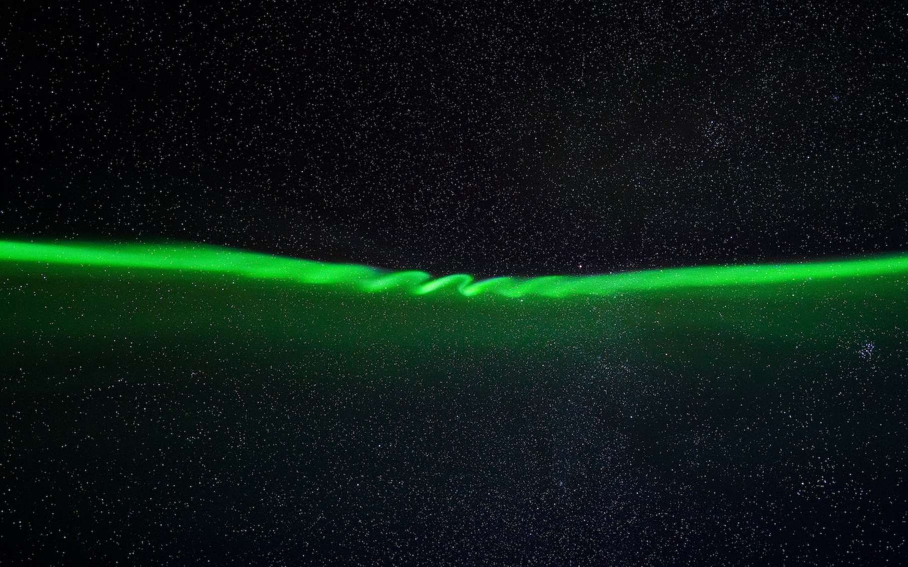 Phénomène rare : des aurores boréales en forme de vagues dans le ciel