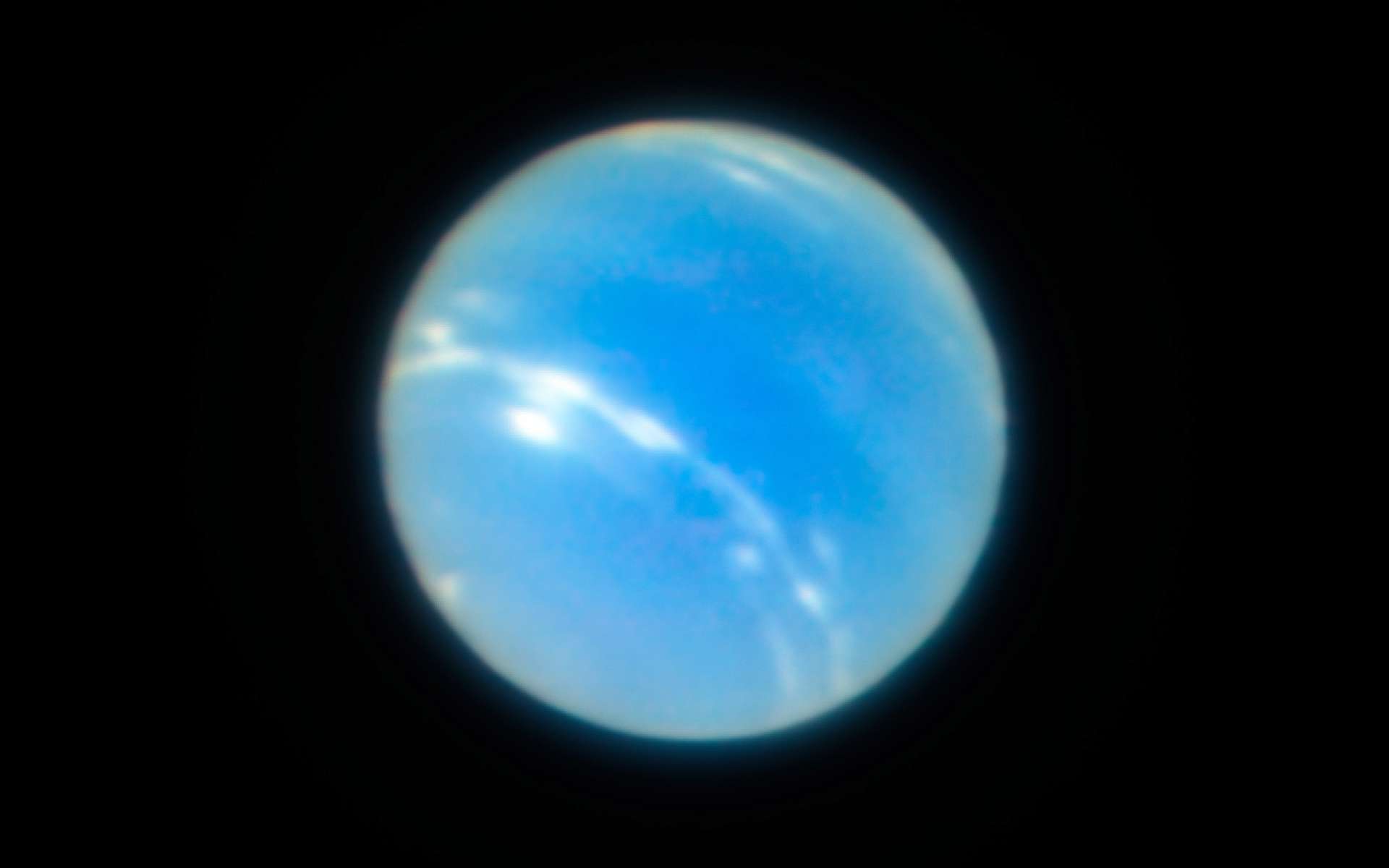 Neptune obtenue avec l’optique adaptative en mode Champ étroit qui équipe l’instrument Muse sur le Very Large Telescope de l’ESO. L’image corrigée est dotée d’une meilleure résolution que la même image acquise par le télescope spatial Hubble, pourtant situé au-dessus de l'atmosphère terrestre. © ESO, P. Weilbacher
