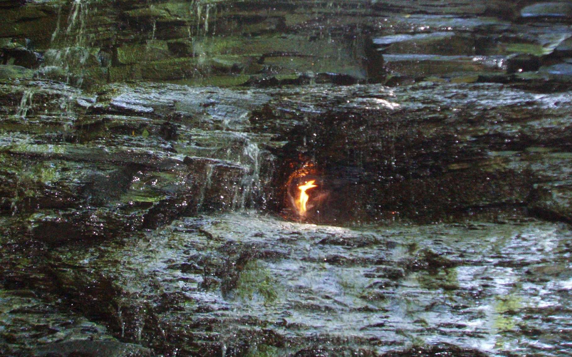 Cette mystérieuse flamme éternelle qui brûle derrière une cascade en forêt est devenue virale !