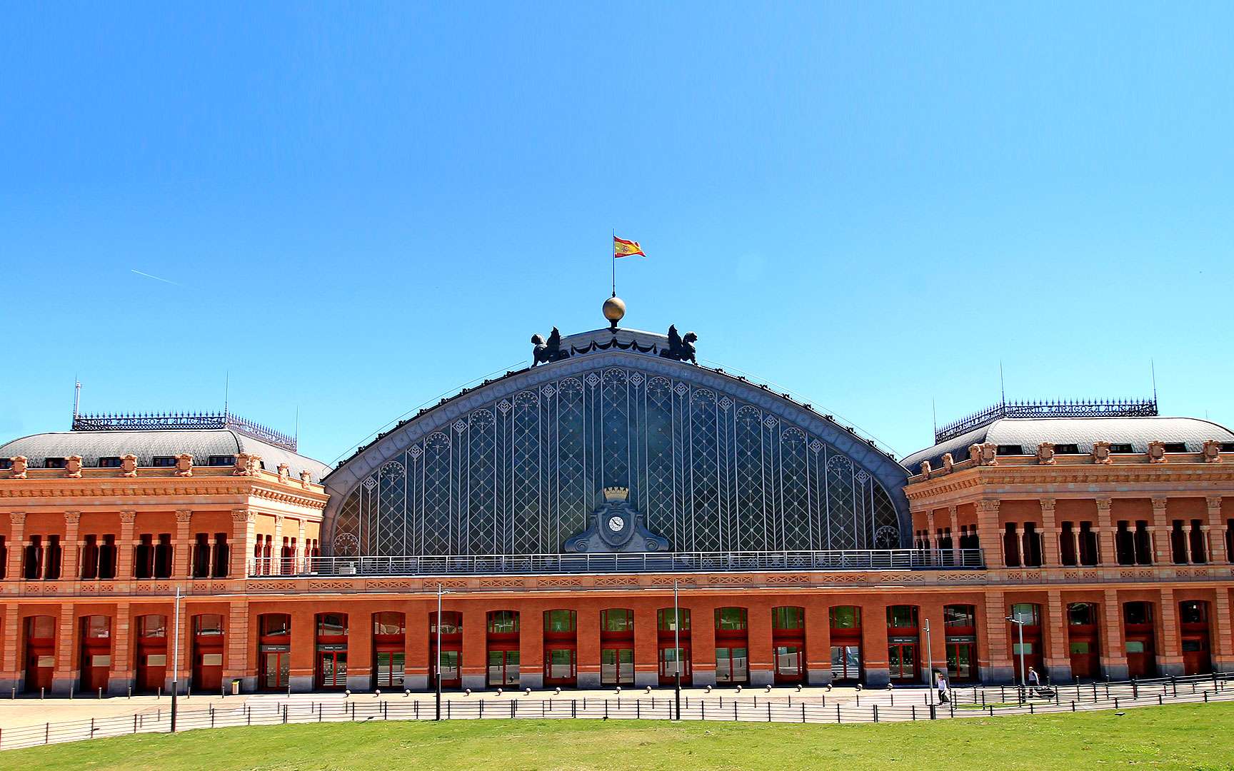 Montez dans le train des plus belles gares du monde ! La gare d'Atocha se dresse dans la capitale de l'Espagne, Madrid. Inaugurée en 1851, elle était la première gare de Madrid et a été instaurée par la reine Isabelle II, à l'instar de deux autres gares madrilènes : Delicias et celle du Nord. Quant à la gare d'Atocha, ravagée par un incendie quelques dizaines d'années plus tard, elle a été reconstruite en fer entre 1888 et 1892. Face à l'entrée de la gare, un mémorial a été érigé en hommage aux quelque 200 personnes tuées dans l'attentat du 11 mars 2004.© Luis García, CC by-sa 4.0