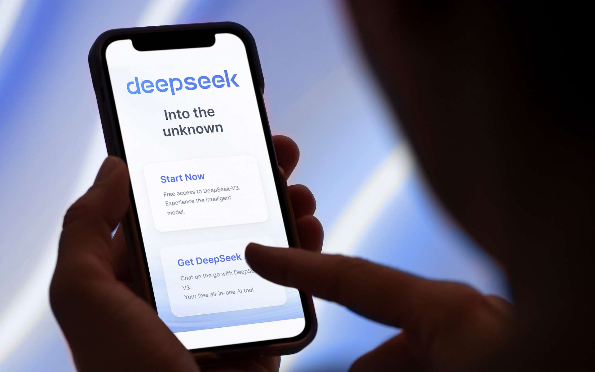 DeepSeek sous le feu d'une puissante attaque : qui veut faire tomber la nouvelle IA qui fait le buzz ?