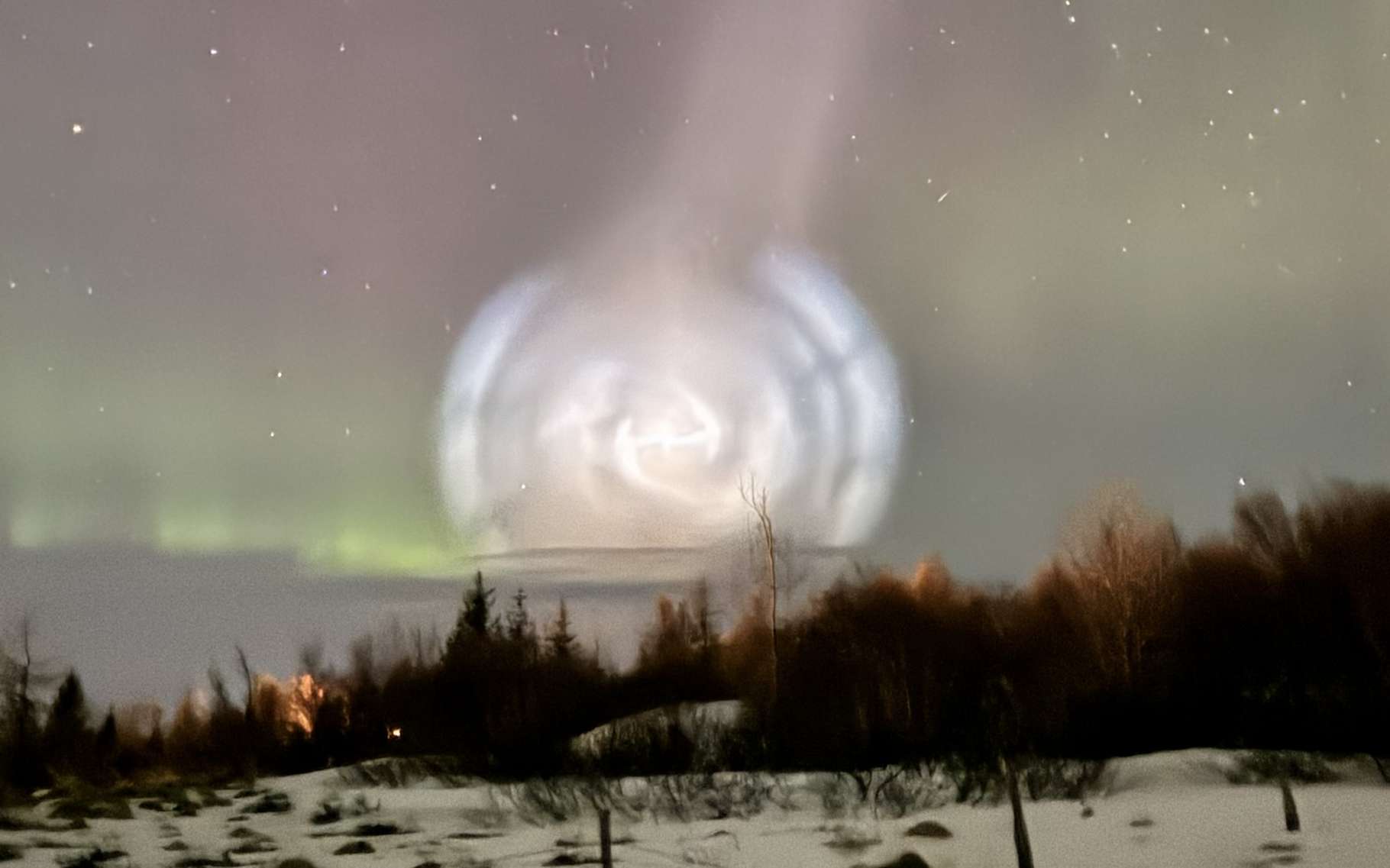 Une immense spirale est apparue dans le ciel devant des aurores boréales en Norvège