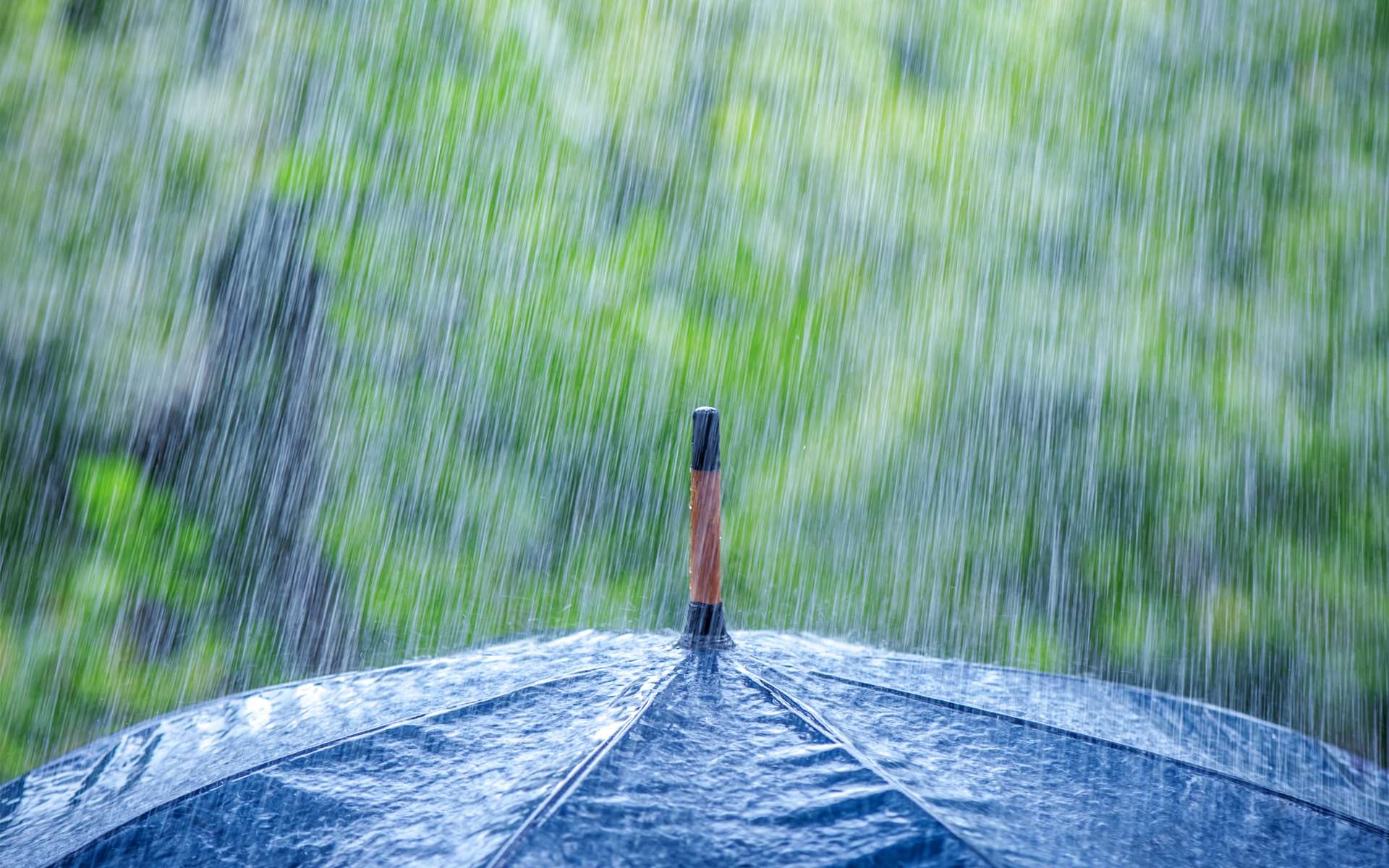 Les épisodes de précipitations intenses sont finalement toujours corrélés à des extrêmes, chauds ou froids. © ivan kmit, Adobe Stock