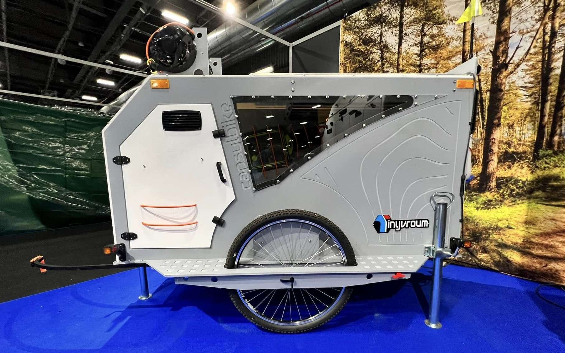 Une ingénieuse caravane pour vélo toute équipée, y compris de WC-douches