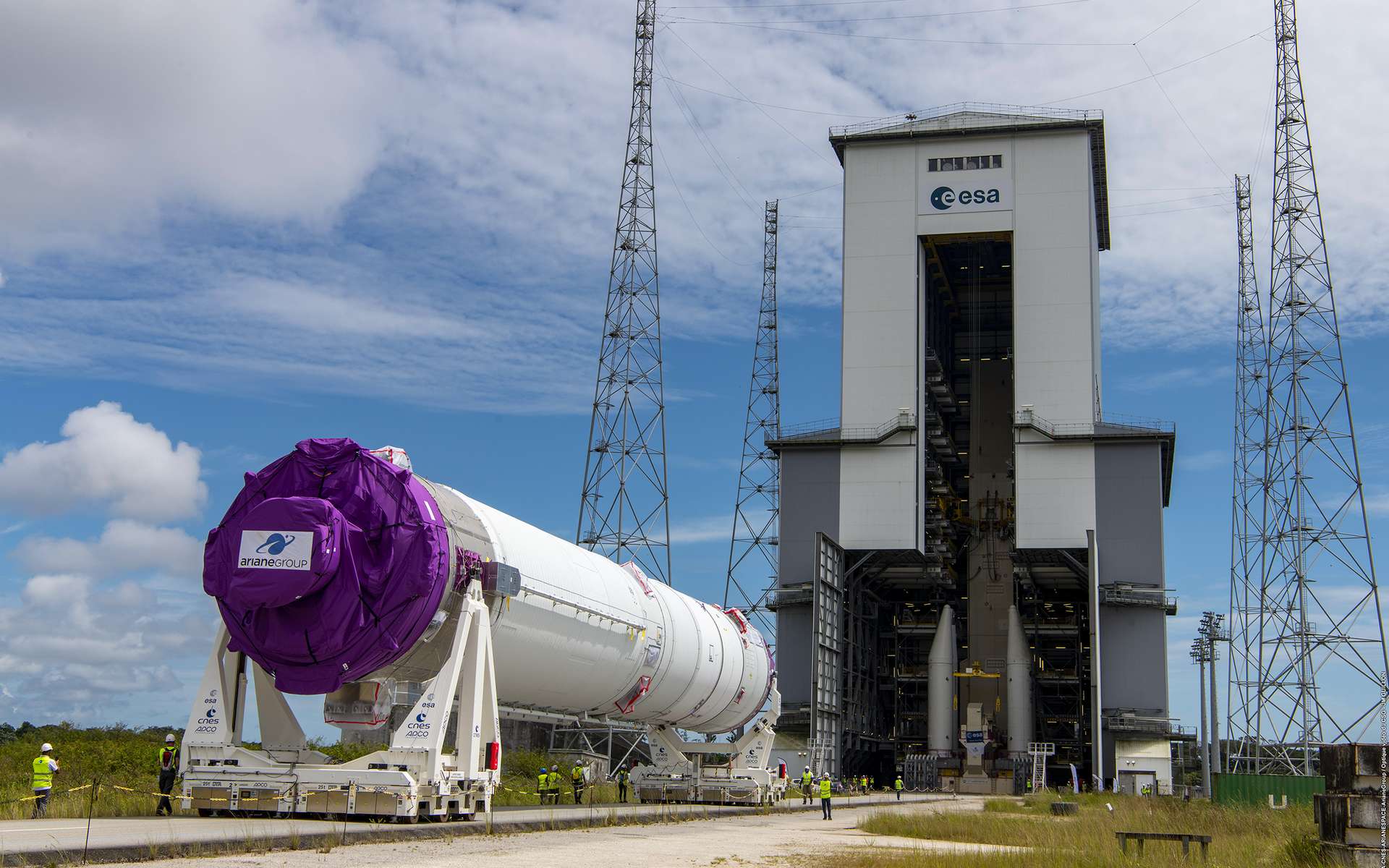 Transfert du corps central d’Ariane 6, composé des deux étages cryogéniques assemblés (principal et supérieur), du Bâtiment d'assemblage lanceur à son pas de tir. Le corps central a roulé sur 800 mètres à l’horizontale pendant une vingtaine de minutes à une vitesse de 3 km/h grâce à quatre véhicules à guidage automatisés. © ESA-Cnes-ArianeGroup-Arianespace-CSG Service Optique