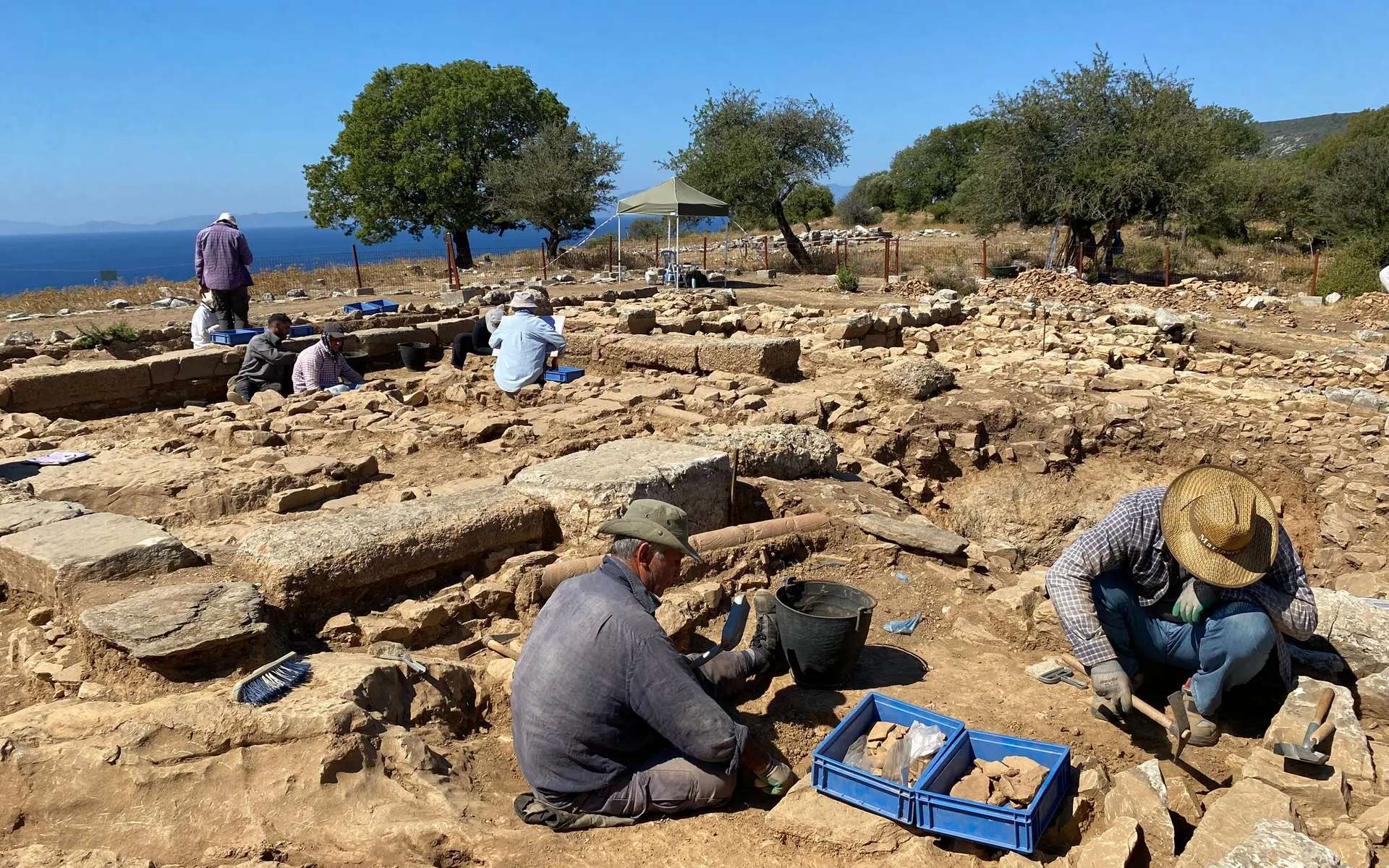 Des archéologues ont fait la fabuleuse découverte d'un pot rempli d'or caché il y a 2 400 ans