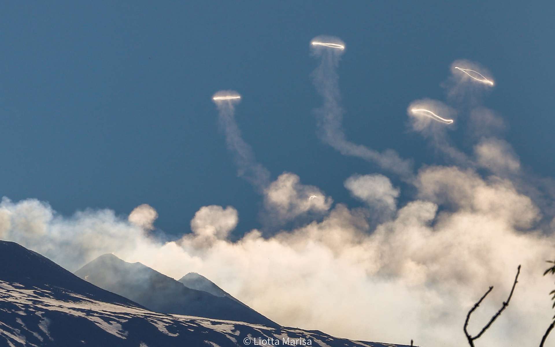 De spectaculaires ronds de fumée jaillissent de l'Etna !