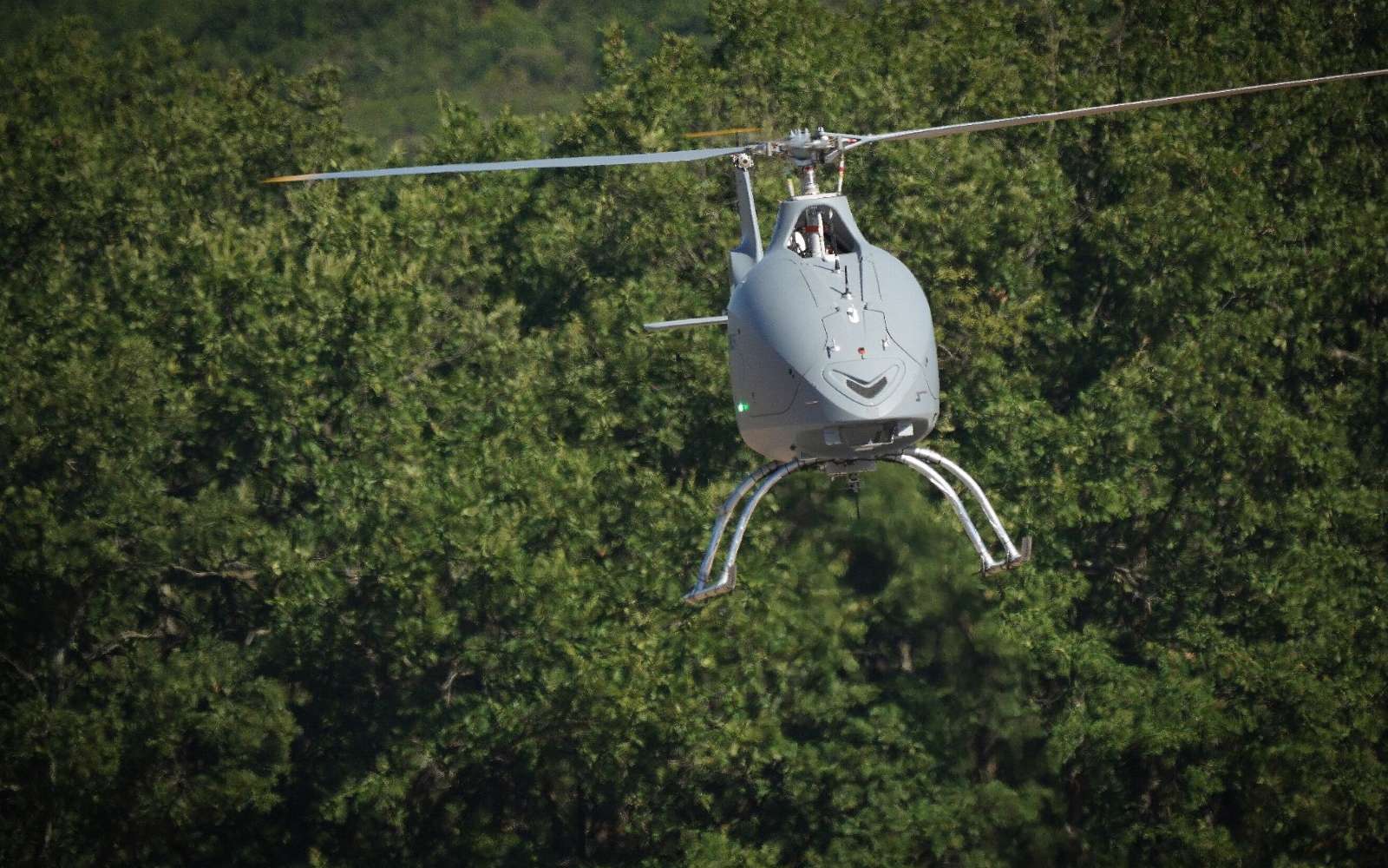 Basé sur un hélicoptère biplace populaire, le drone VSR700 devrait équiper la Marine nationale dans les prochaines années. © Airbus