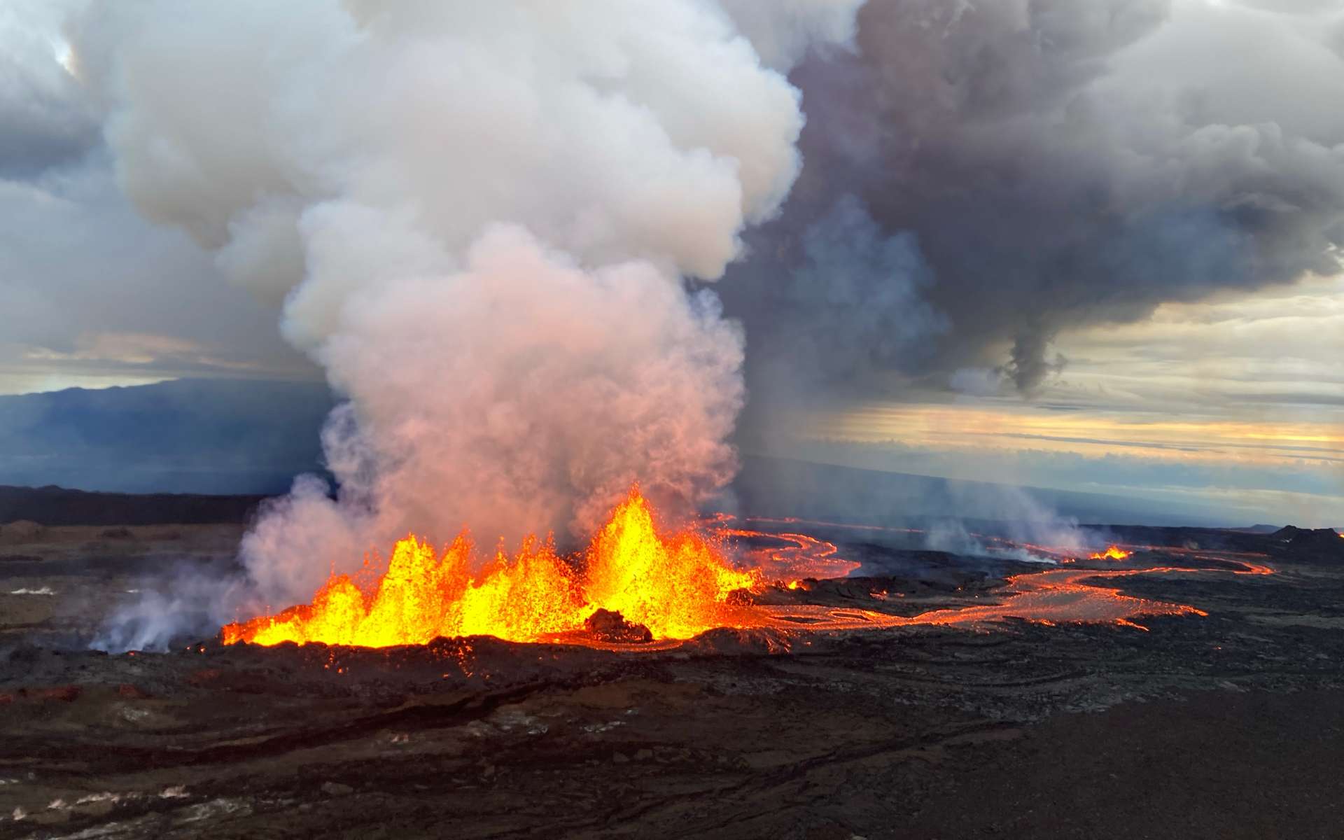 Éruption du Mauna Loa : des images magnifiques et des coulées de lave très rapides