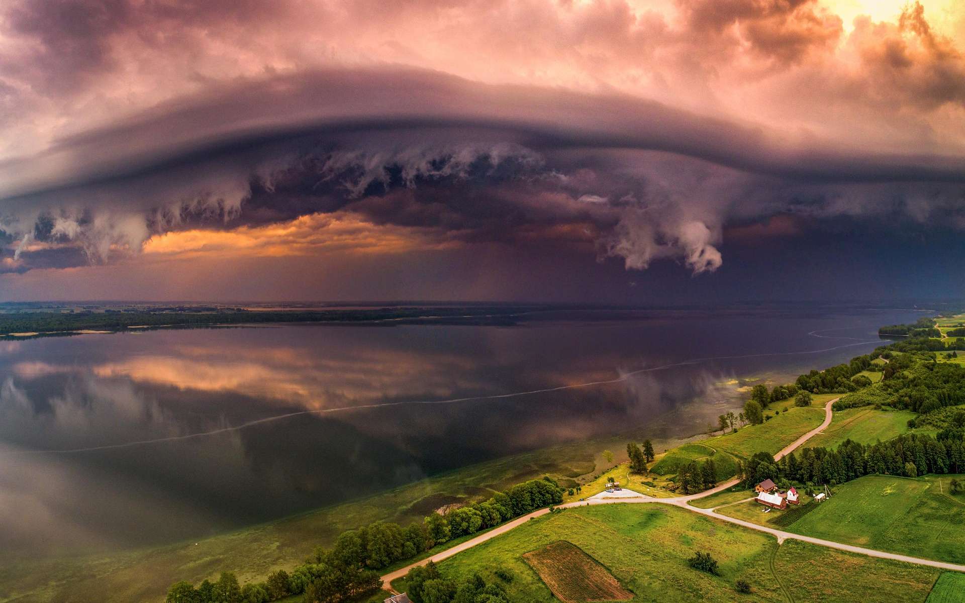 Explosion dans l'atmosphère, dents du ciel et Ovni nuageux : les 3 plus incroyables photos de nuages
