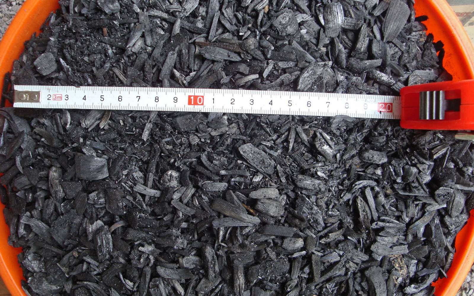 Du charbon de bois produit par pyrolyse pour amender les sols. © bdiscoe CC by 3.0