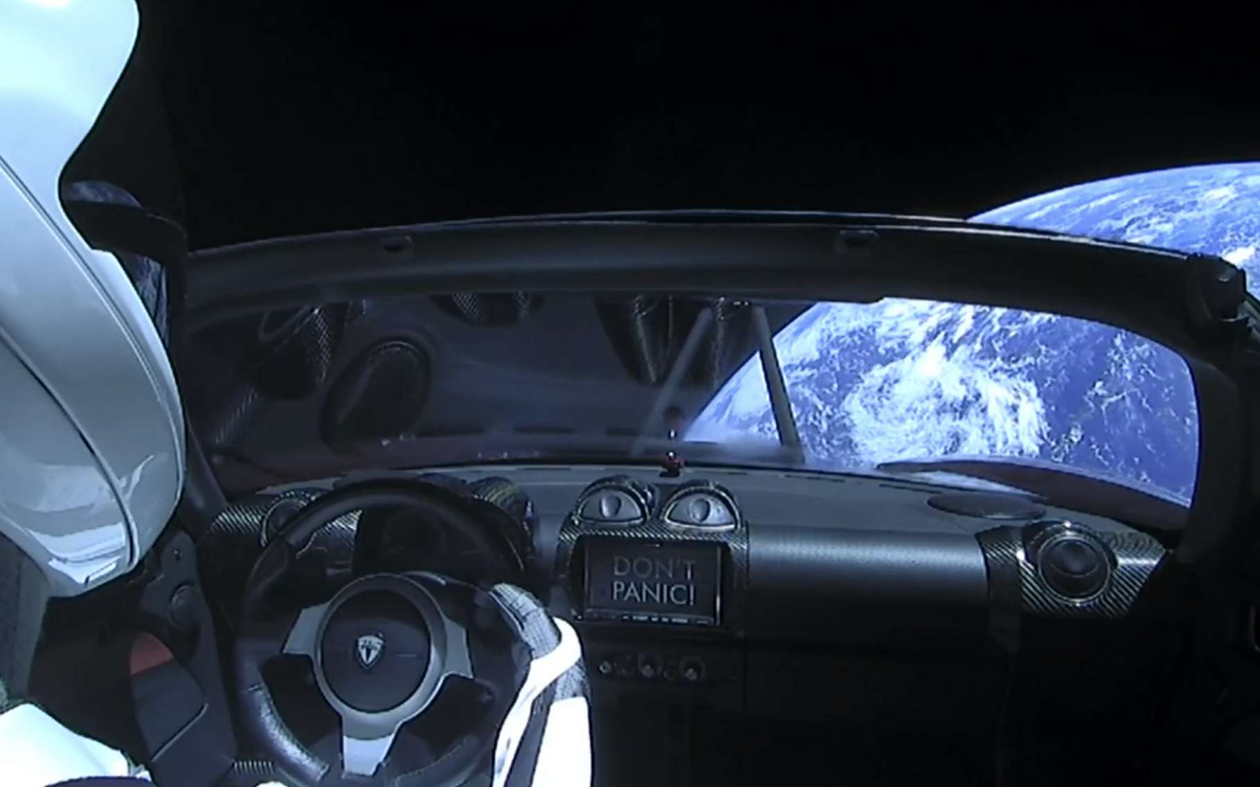 Aux commandes du roadster de Tesla, Starman vient de passer près de Mars !