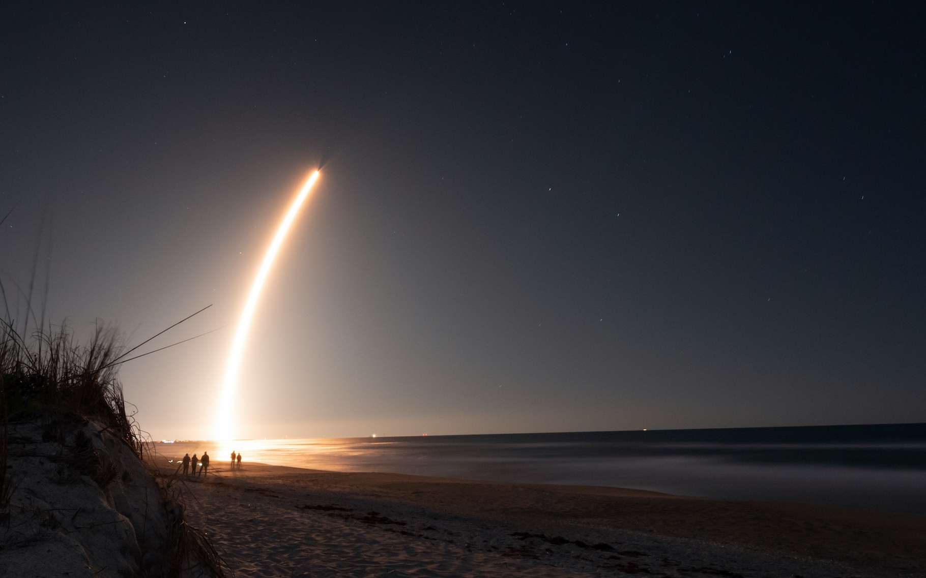 Des satellites de la constellation Starlink lancés par SpaceX ont été frappés par une tempête géomagnétique. Ils sont en train de retomber sur Terre. © Kevin, Adobe Stock