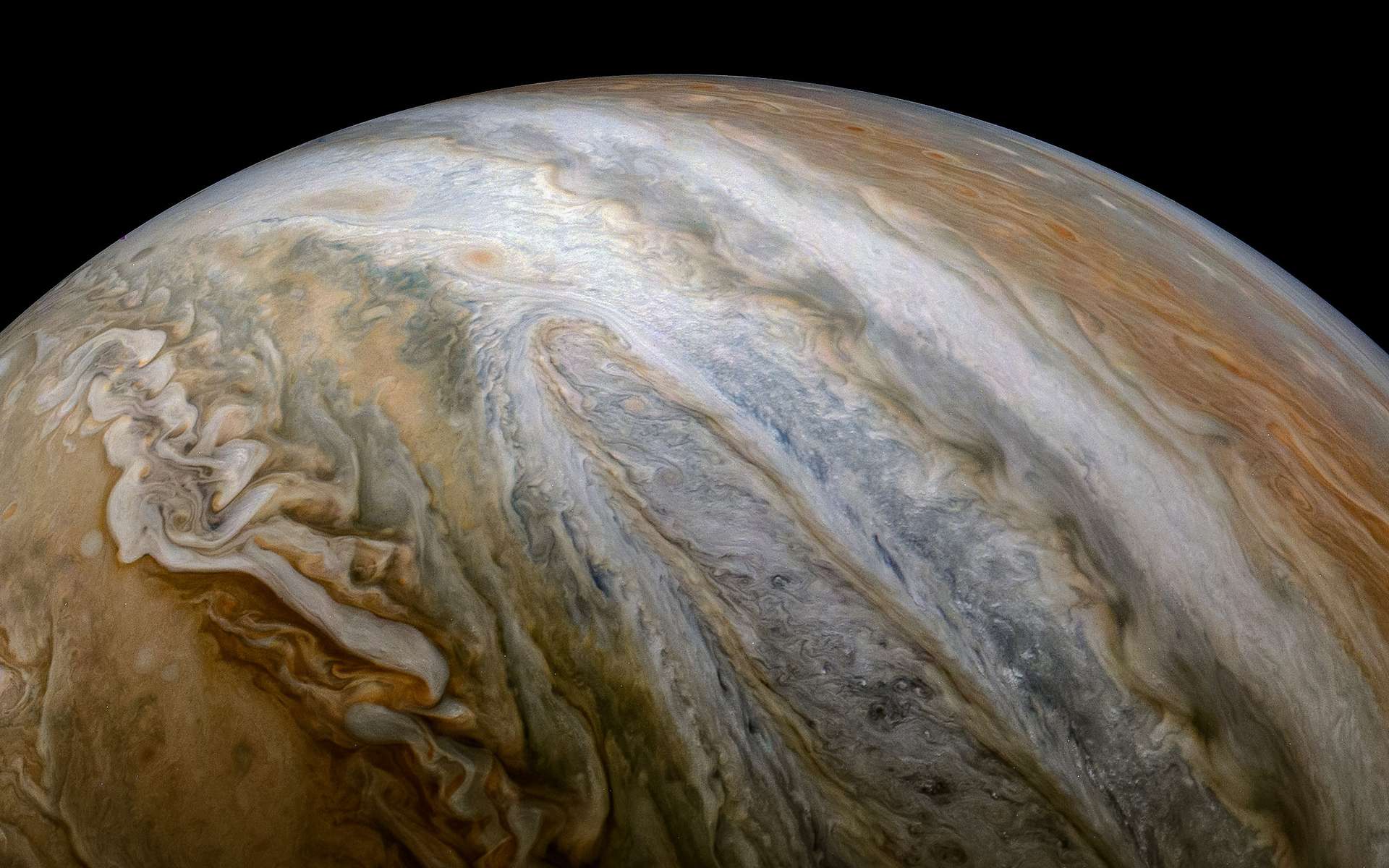Jupiter survolée par la sonde Juno. © Nasa, JPL-Caltech, SwRI, MSSS, Kevin M. Gill, Apod (Nasa)
