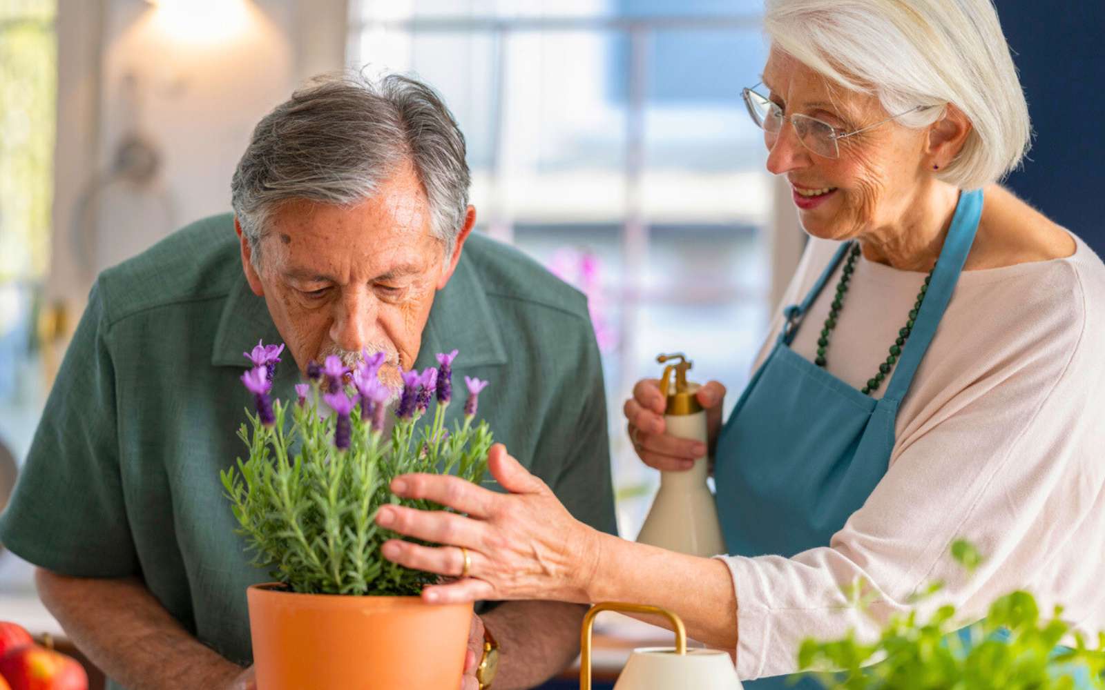 Une simple odeur pourrait-elle ralentir Alzheimer ? Ce que dit la science