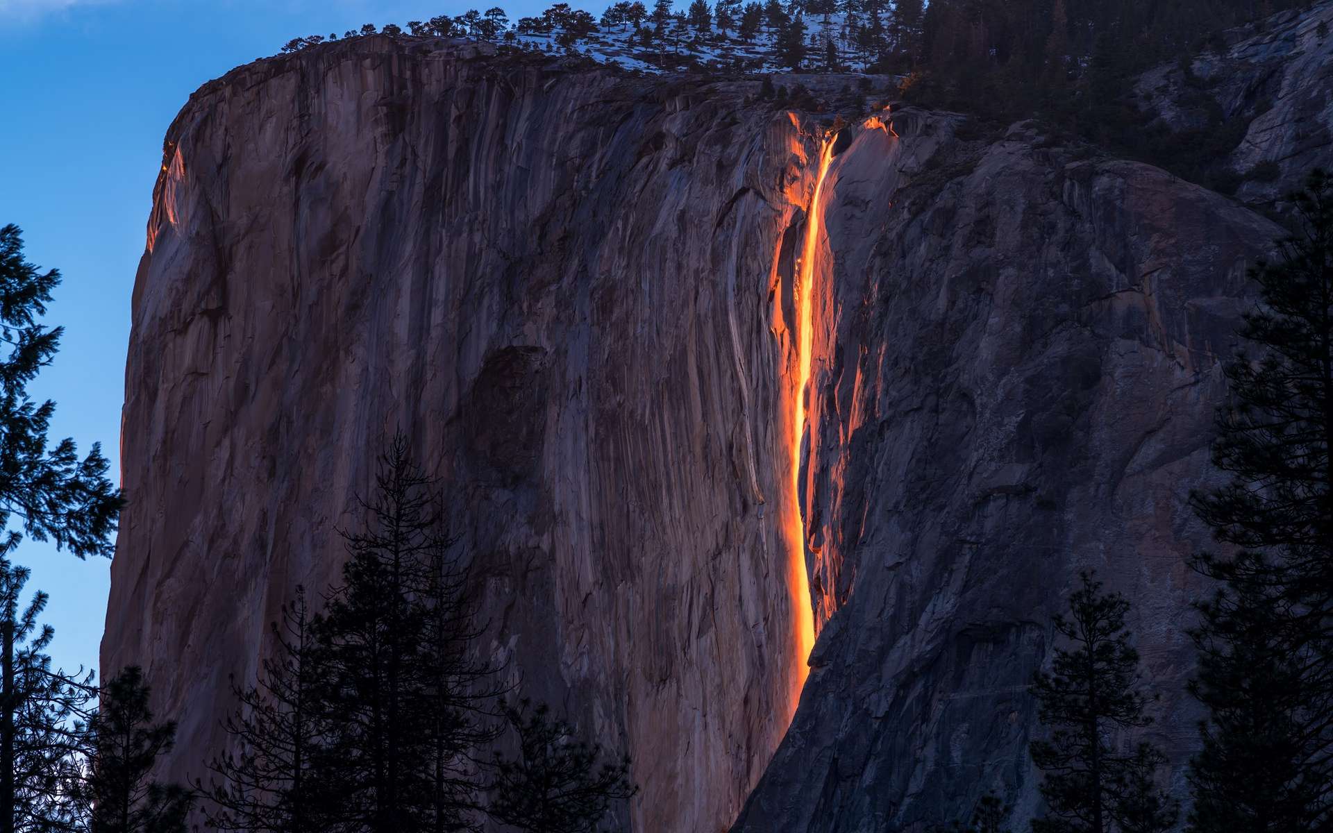 Phénomène météo extraordinaire : la cascade de feu