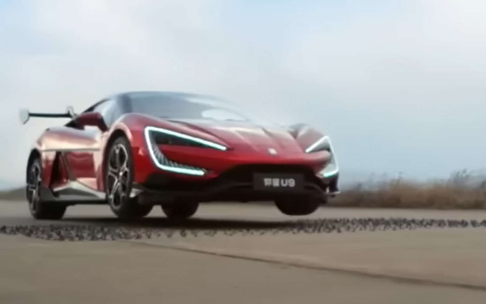 Cette voiture est incroyable : elle peut bondir comme un fauve et sauter des obstacles à 120 km/h !