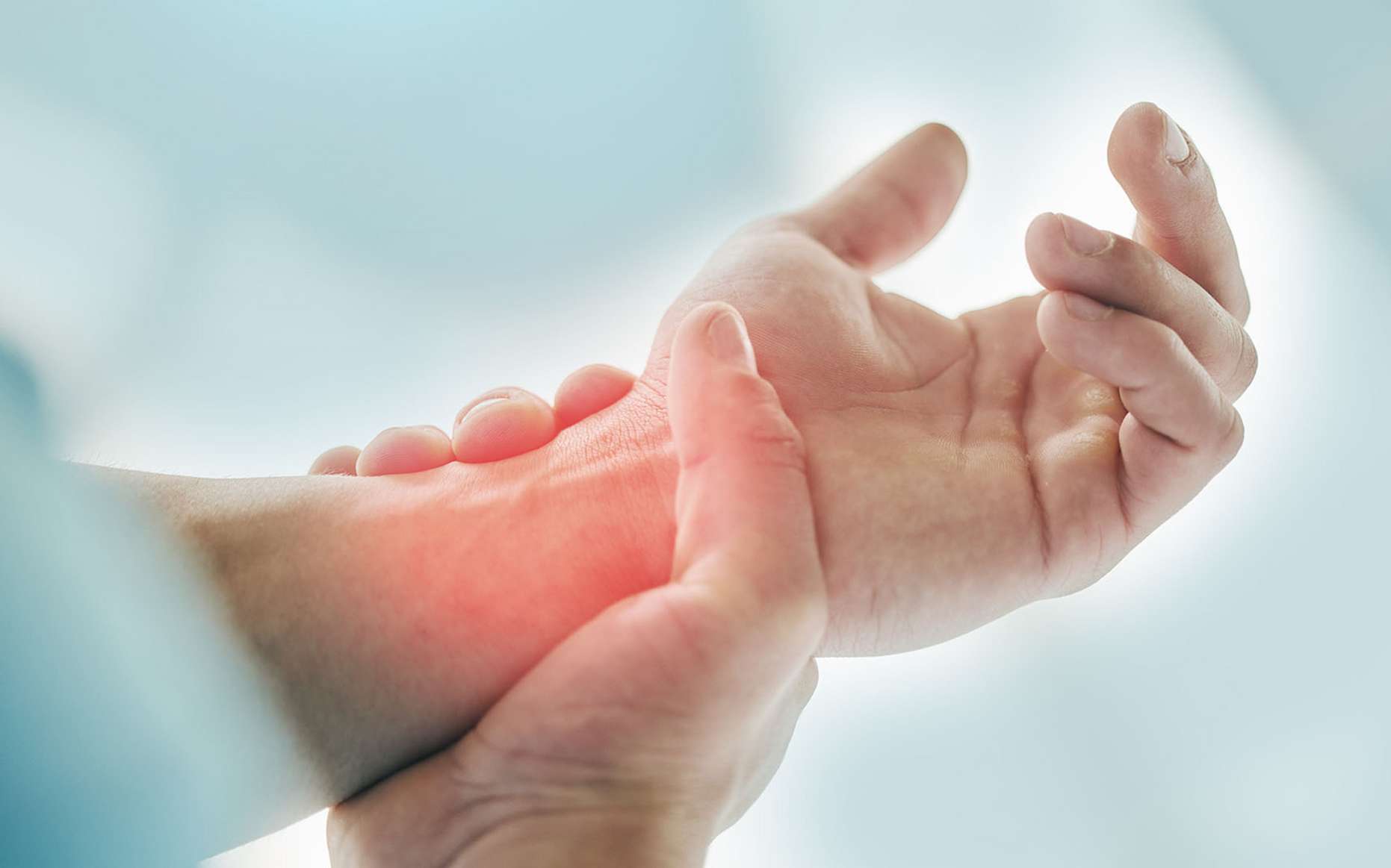 Les trois causes principales des douleurs de la main et comment les traiter