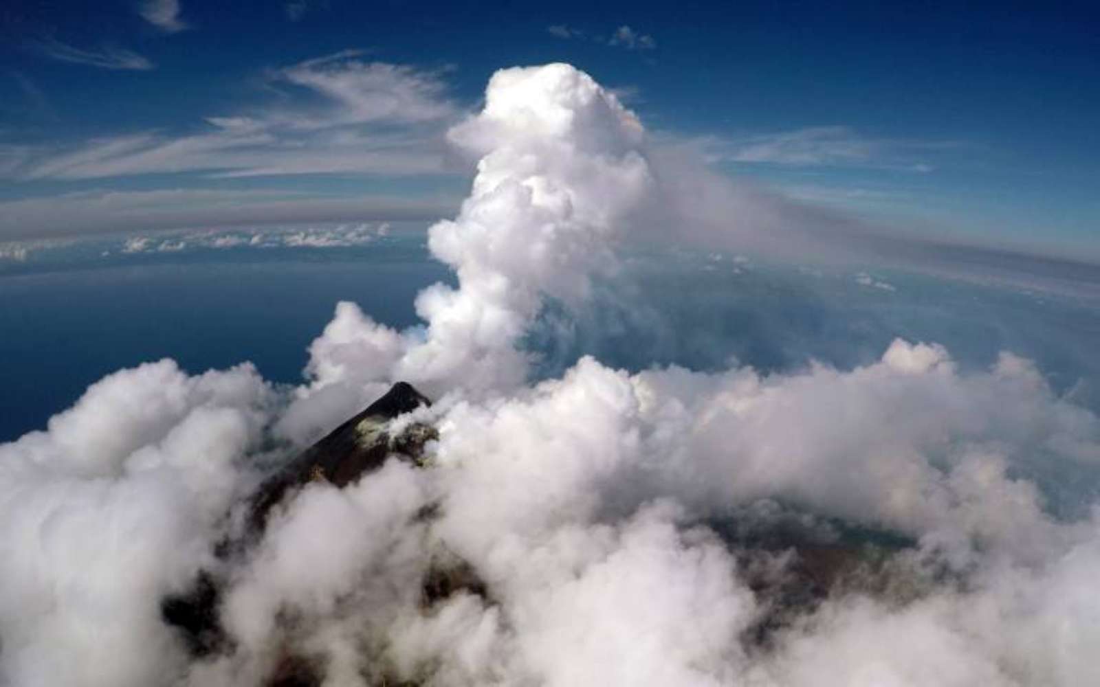 Vue aérienne du panache de gaz du volcan Manam, en Papouasie-Nouvelle-Guinée, photographié depuis un drone à voilure fixe à 2.300 mètres d'altitude. © Emma Liu, Above