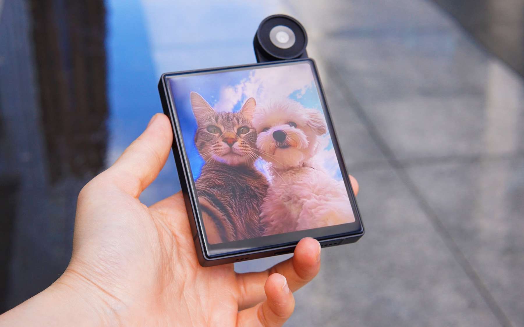 C'est un vrai smartphone qui peut tout faire mais il a la taille d'une carte de bancaire !
