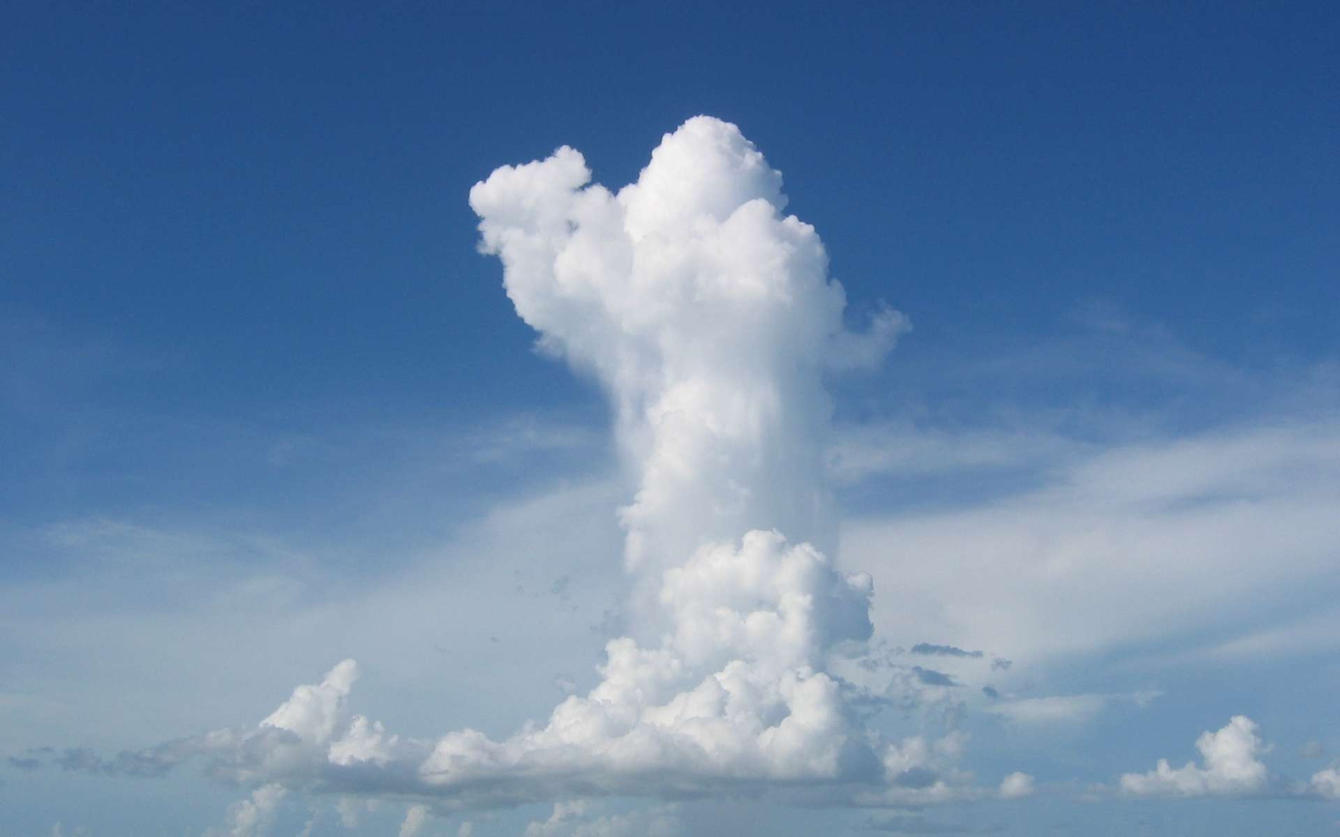 Phénomène météo extraordinaire : le cumulus phallus