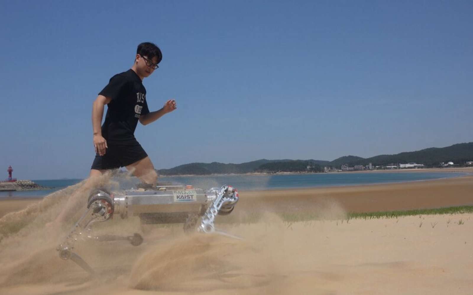 Ce robot peut courir à 11 km/h sur du sable !