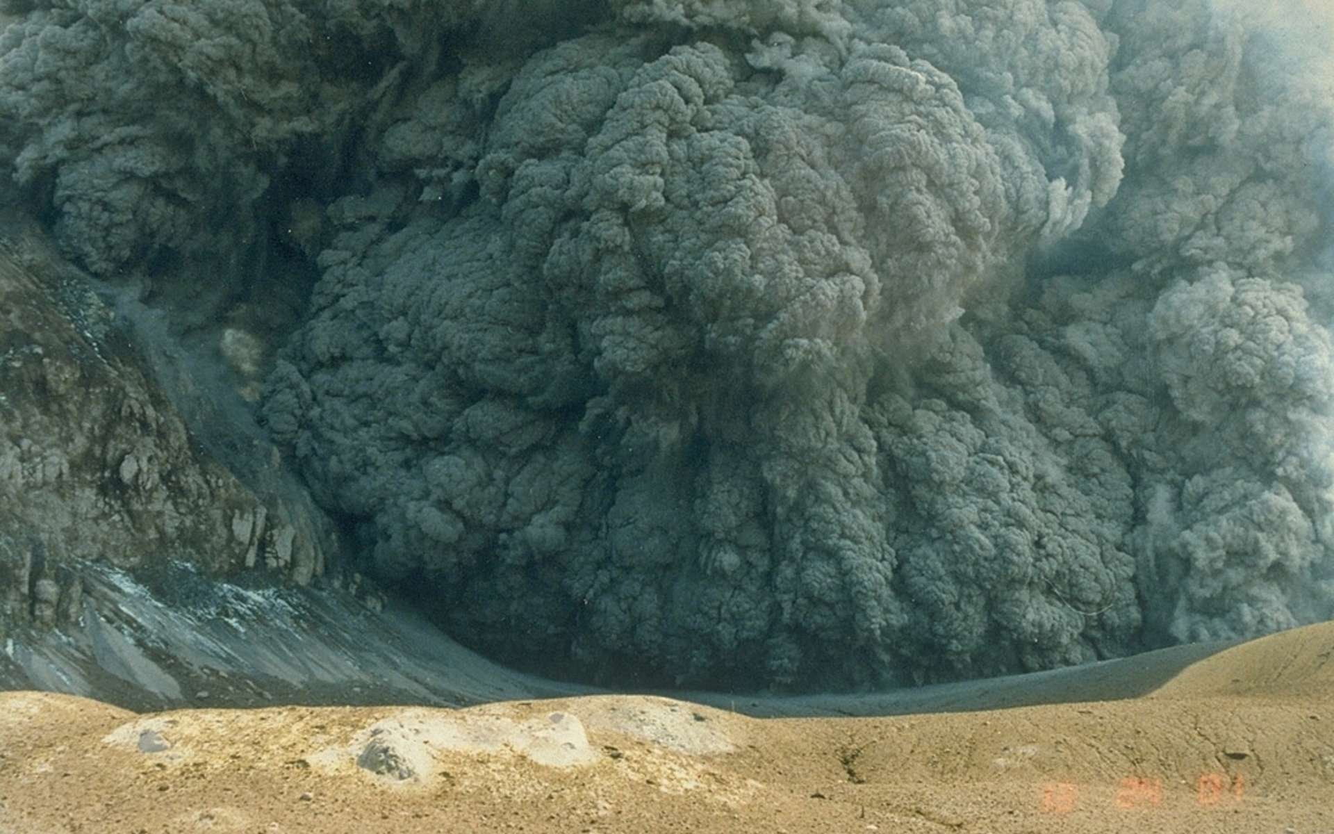 Nuage de cendres dévalant les flancs du cratère de White Island en 1988. © Ian Nairn, 1988 (New Zealand Geological Survey), Global Volcanism Program, CC by-nc 4.0