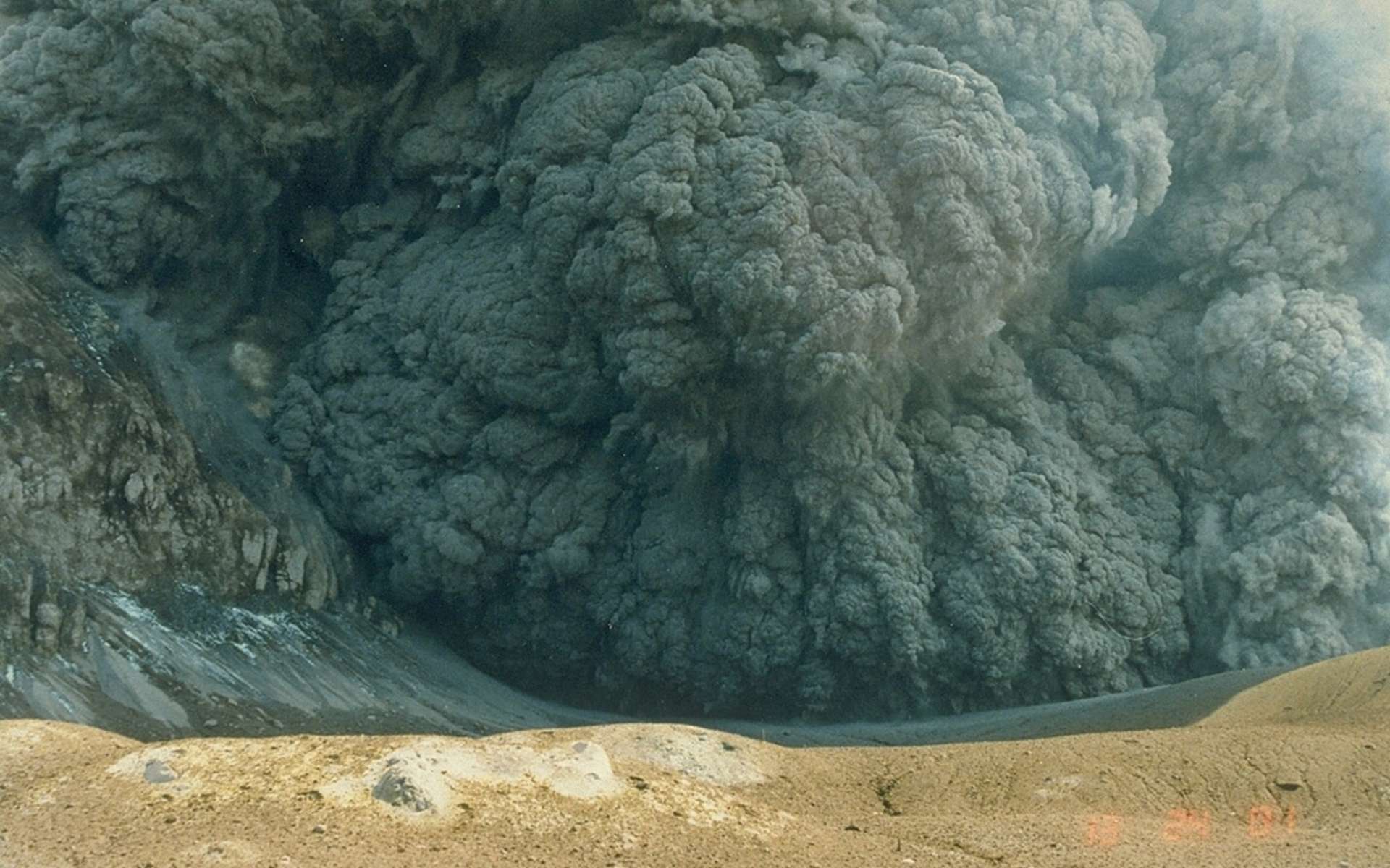 La violente éruption du volcan Théra sur l'île de Santorin a créé 4 tsunamis dévastateurs il y a 3.600 ans