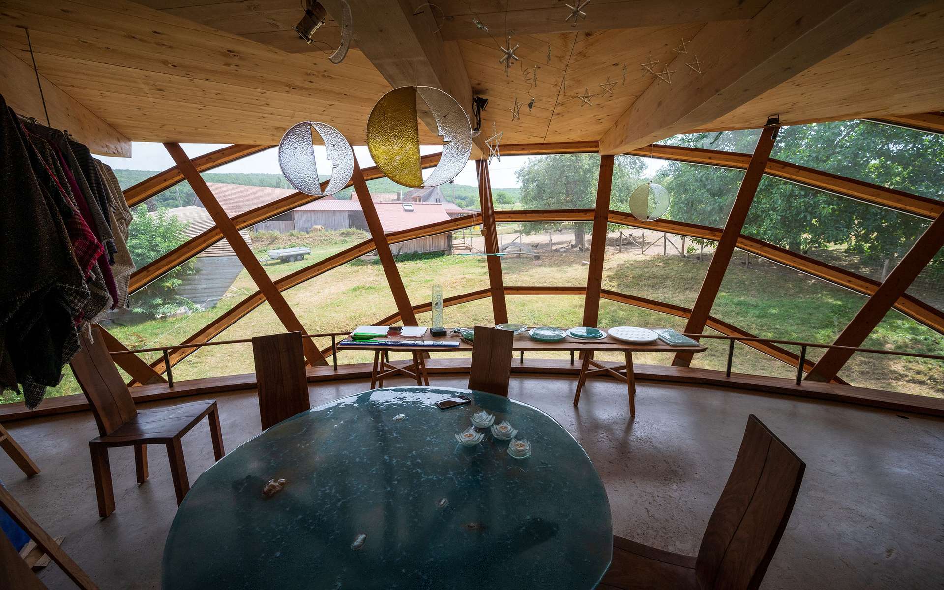 L'Heliodome est une maison économe aux allures d'immense toupie de verre et de bois. © Patrick Hertzog, AFP