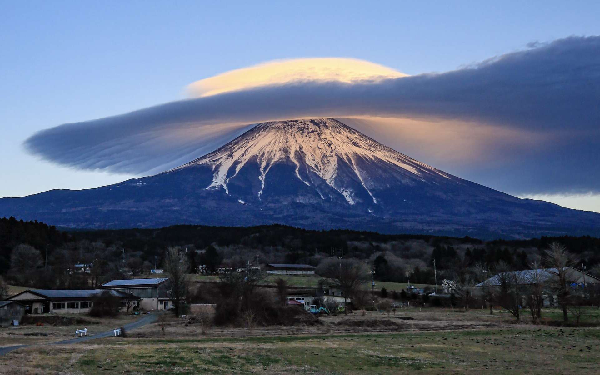 Phénomène météo extraordinaire : l'incroyable nuage du mont Fuji
