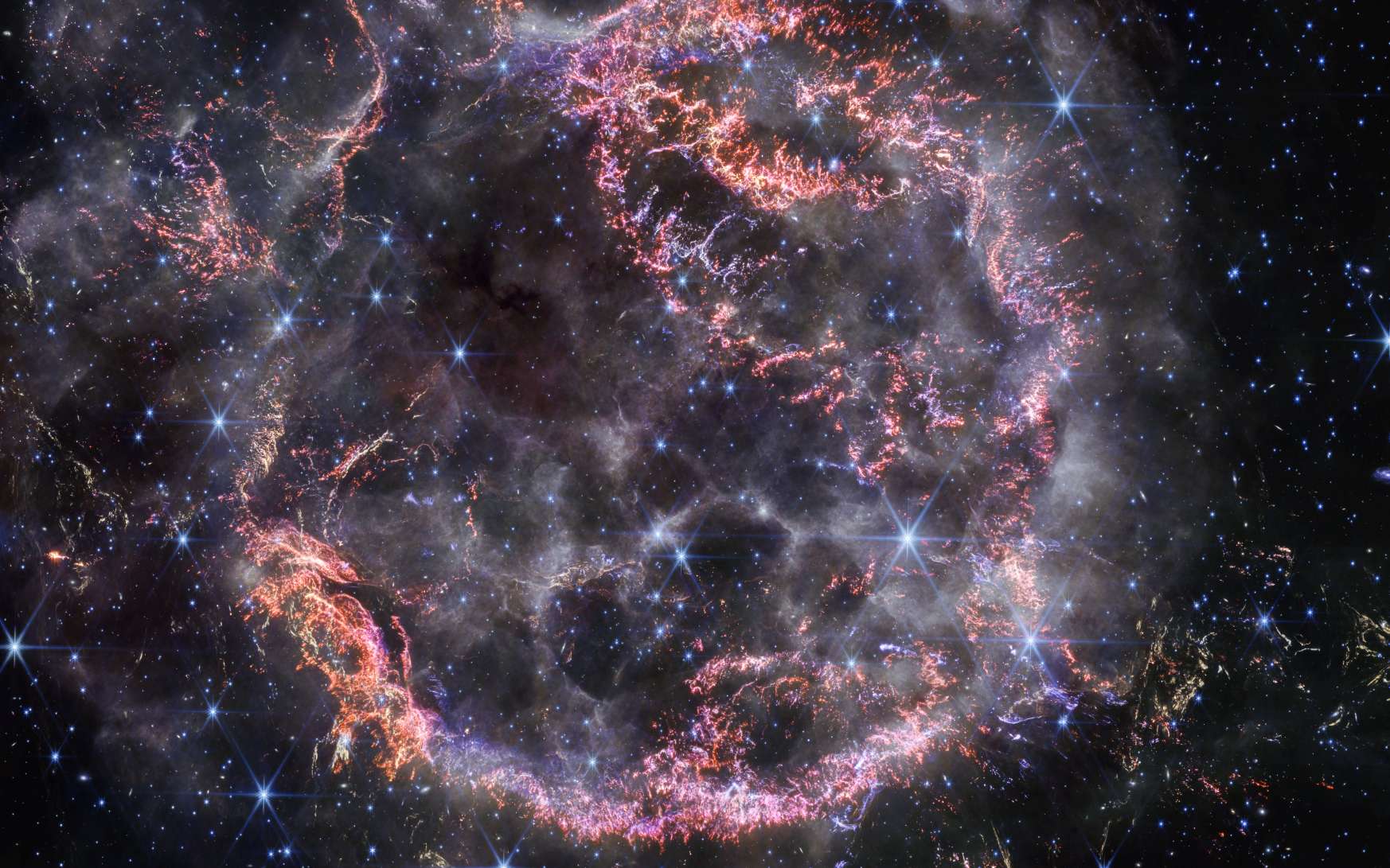 Le télescope James-Webb révèle de spectaculaires images des restes de la supernova Cassiopée A
