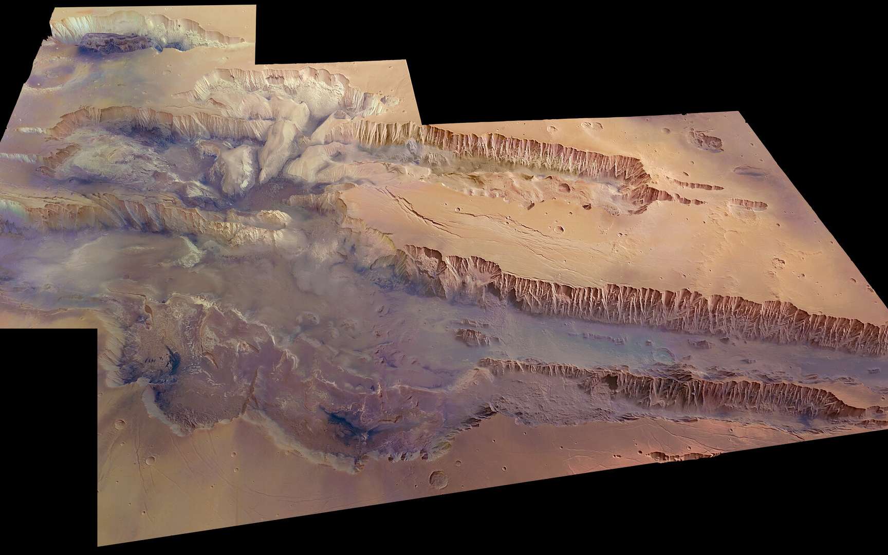 Valles Marineris, vu à un angle de 45 degrés par rapport à la surface dans des couleurs presque vraies et avec une exagération des hauteurs d'un facteur quatre. L'image couvre une superficie de 630.000 km² avec une résolution au sol de 100 mètres par pixel. La plus grande partie du canyon, qui s'étend sur toute l'image, est connue sous le nom de Melas Chasma. Candor Chasma est le creux immédiatement au nord. © ESA/DLR/FU Berlin (G. Neukum), CC by-sa 3.0 IGO
