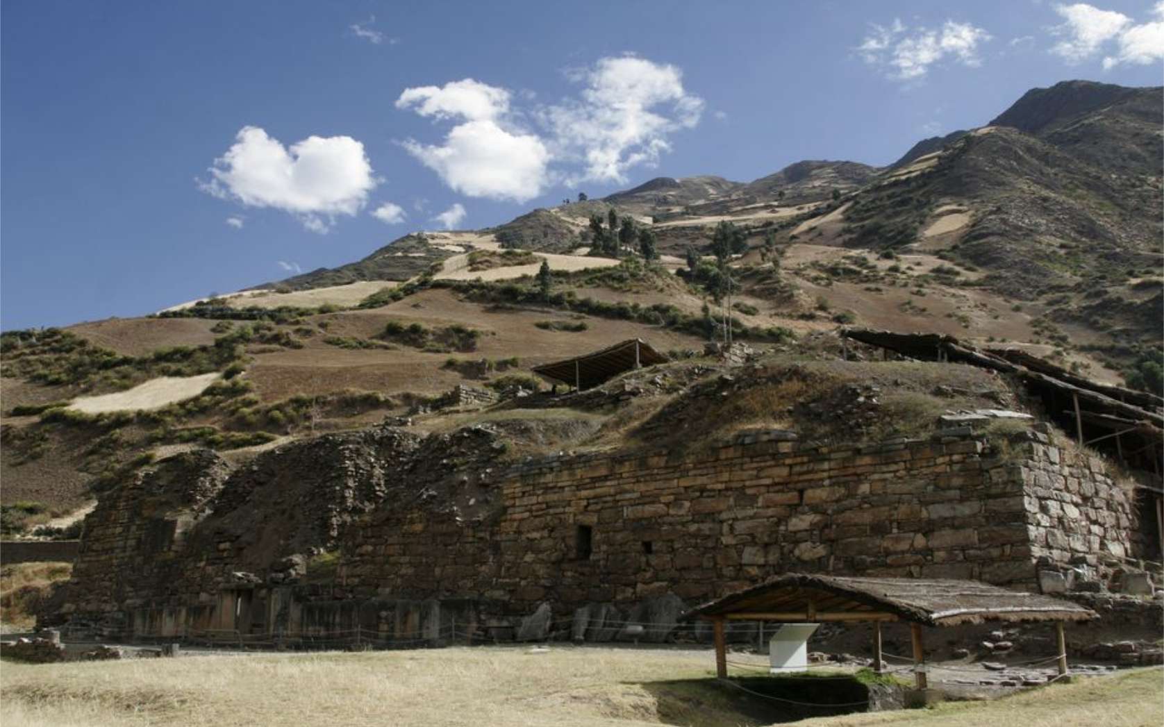 35 passages souterrains découverts sous un temple au Pérou