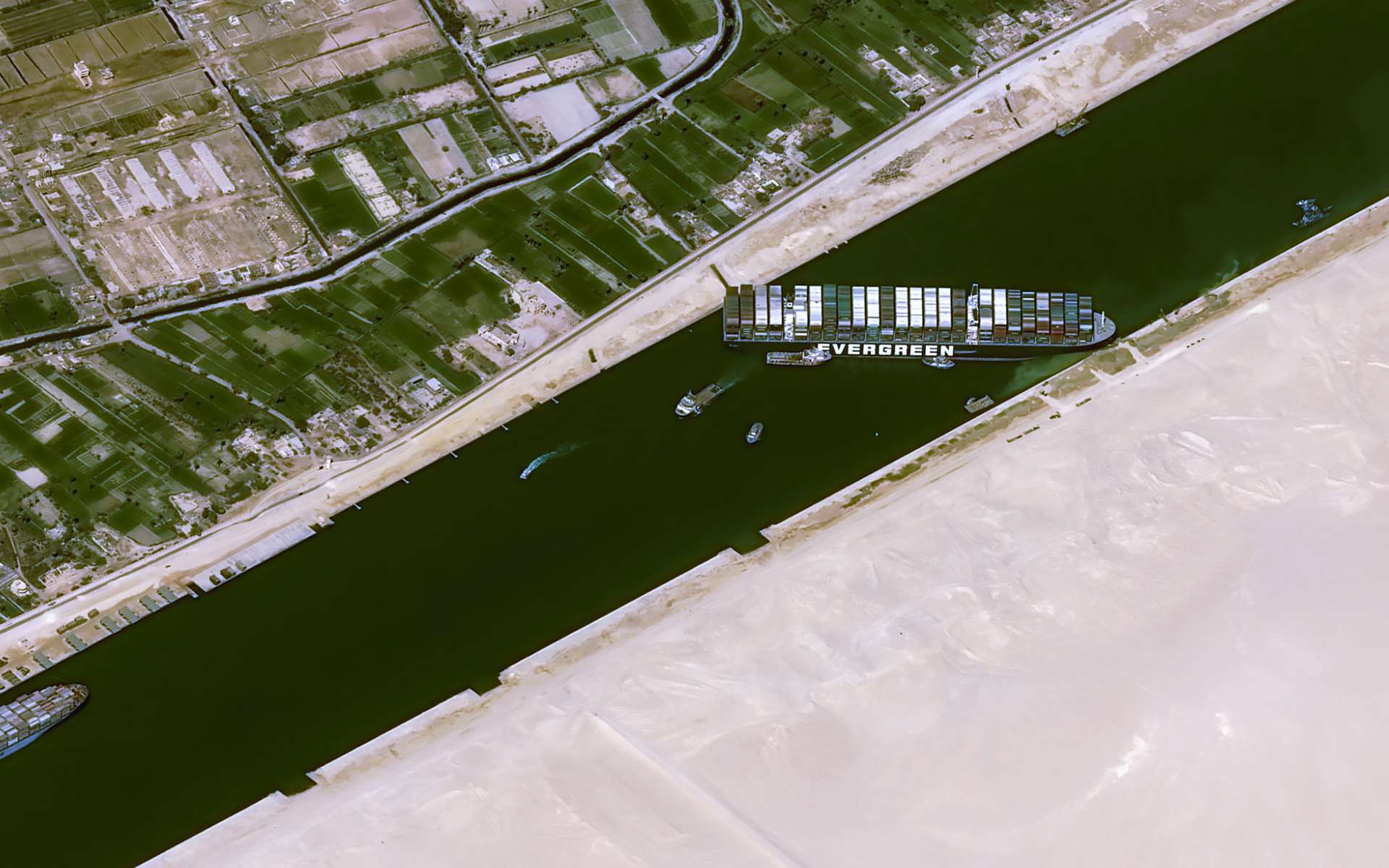Le porte-conteneurs qui bloque le canal de Suez vu de l'espace