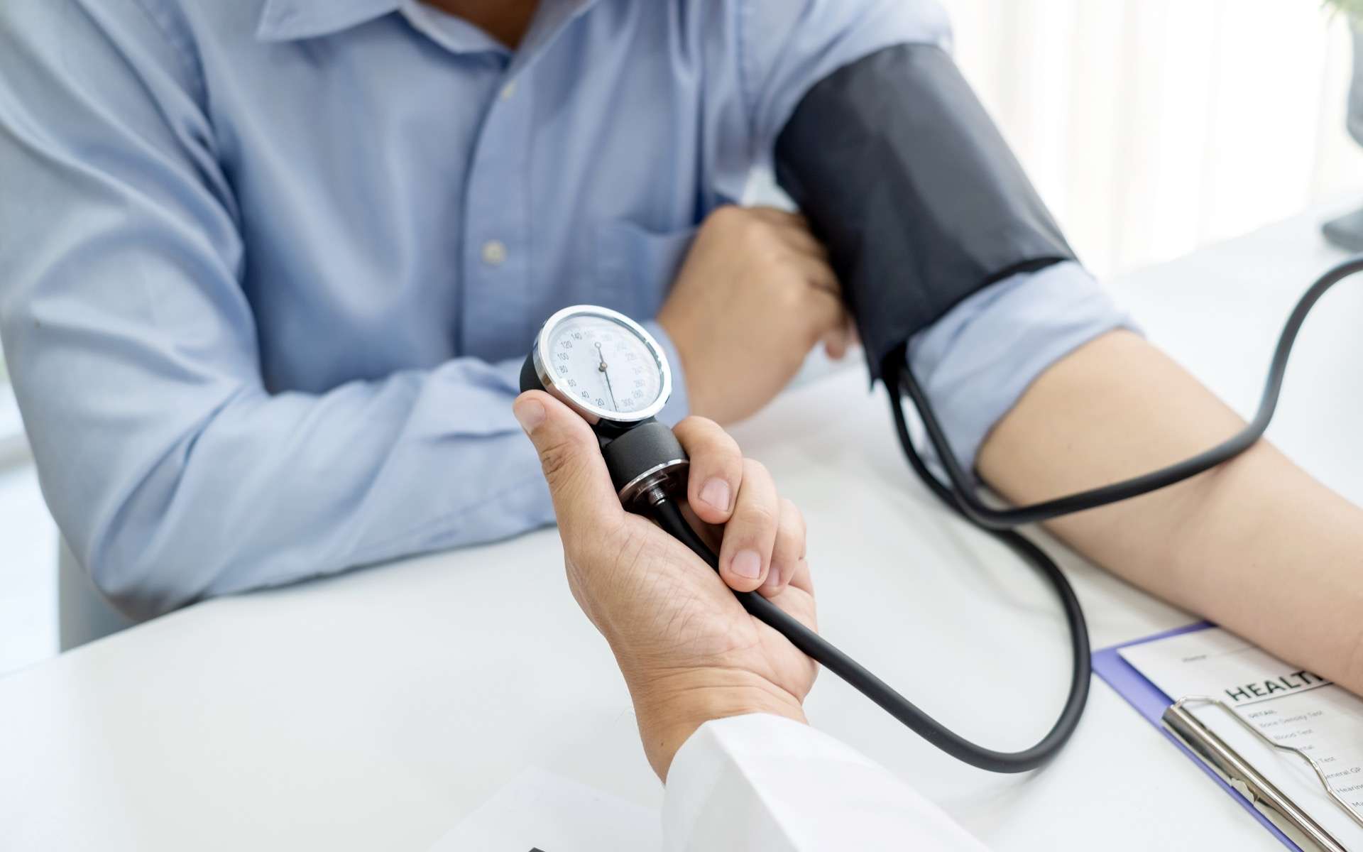 Comment l'hypertension artérielle favorise-t-elle les démences ?