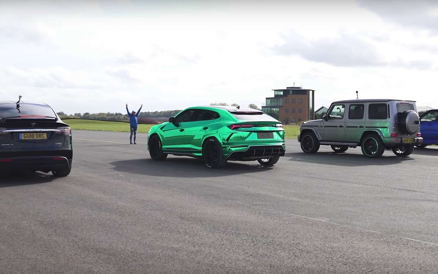 Une Tesla Model X P100d Coiffe Au Poteau Des Lamborghini